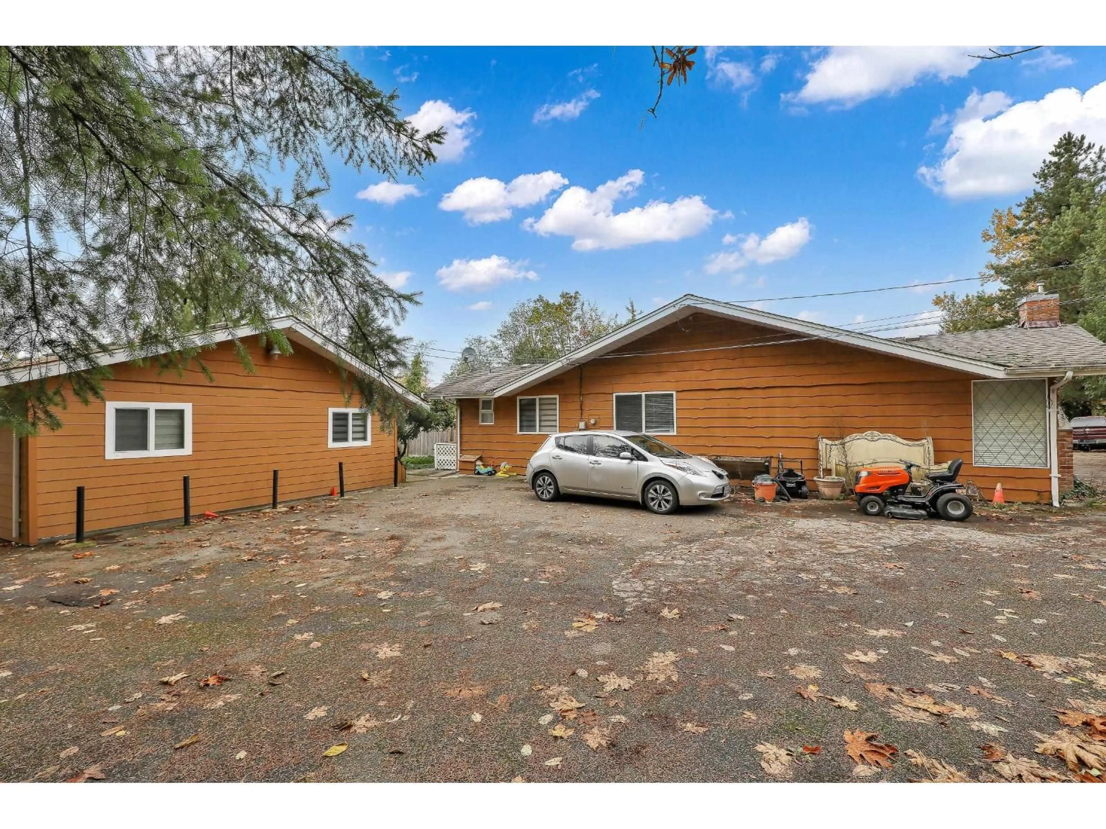 A pic from outside/outdoor area/front of a property/back of a property/a pic from drone, unknown for 7913 192 STREET, Surrey British Columbia V4N5S9