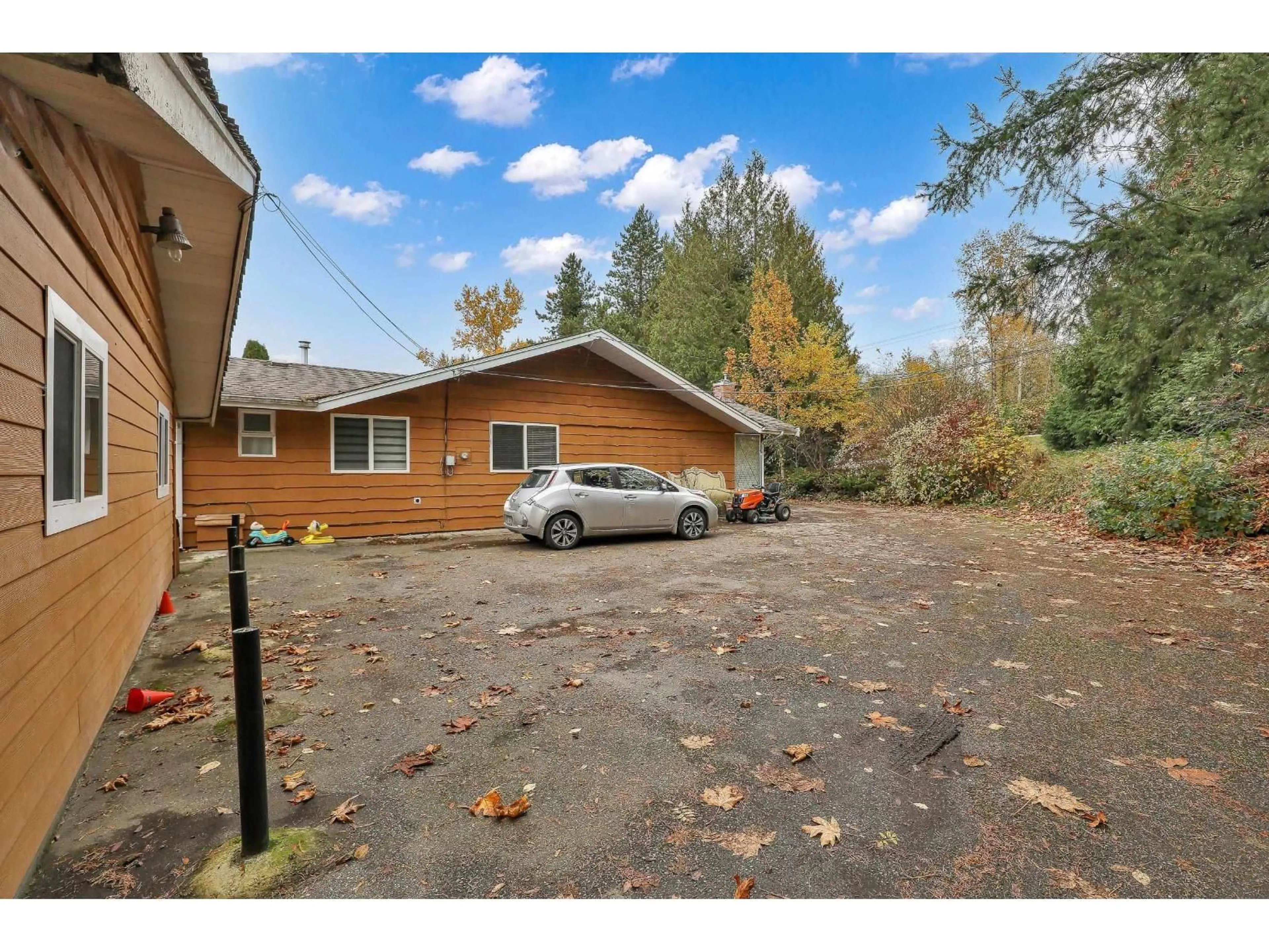 A pic from outside/outdoor area/front of a property/back of a property/a pic from drone, street for 7913 192 STREET, Surrey British Columbia V4N5S9