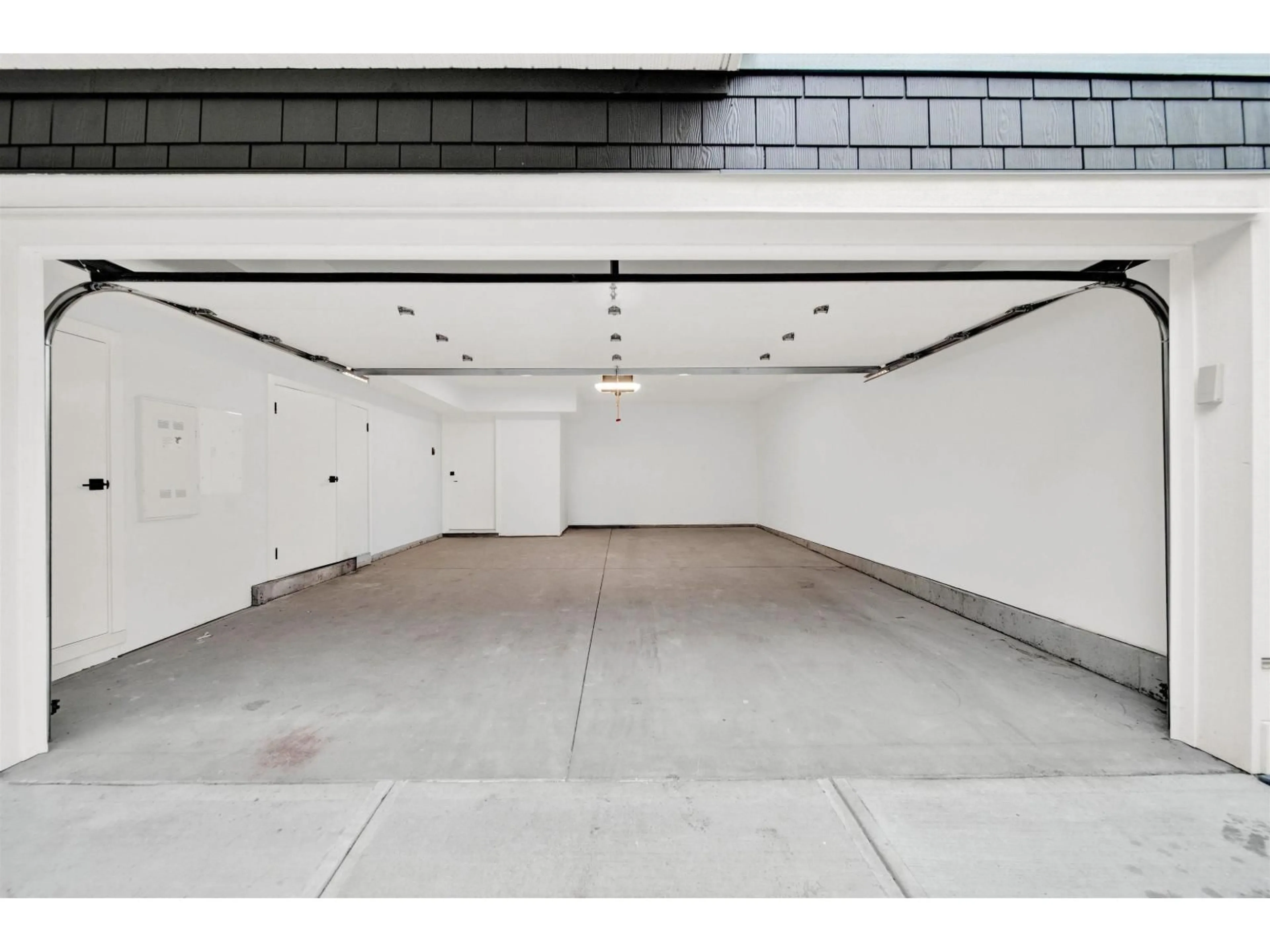 Indoor garage for 20 - 12770 105 AVENUE, Surrey British Columbia V3V0H2