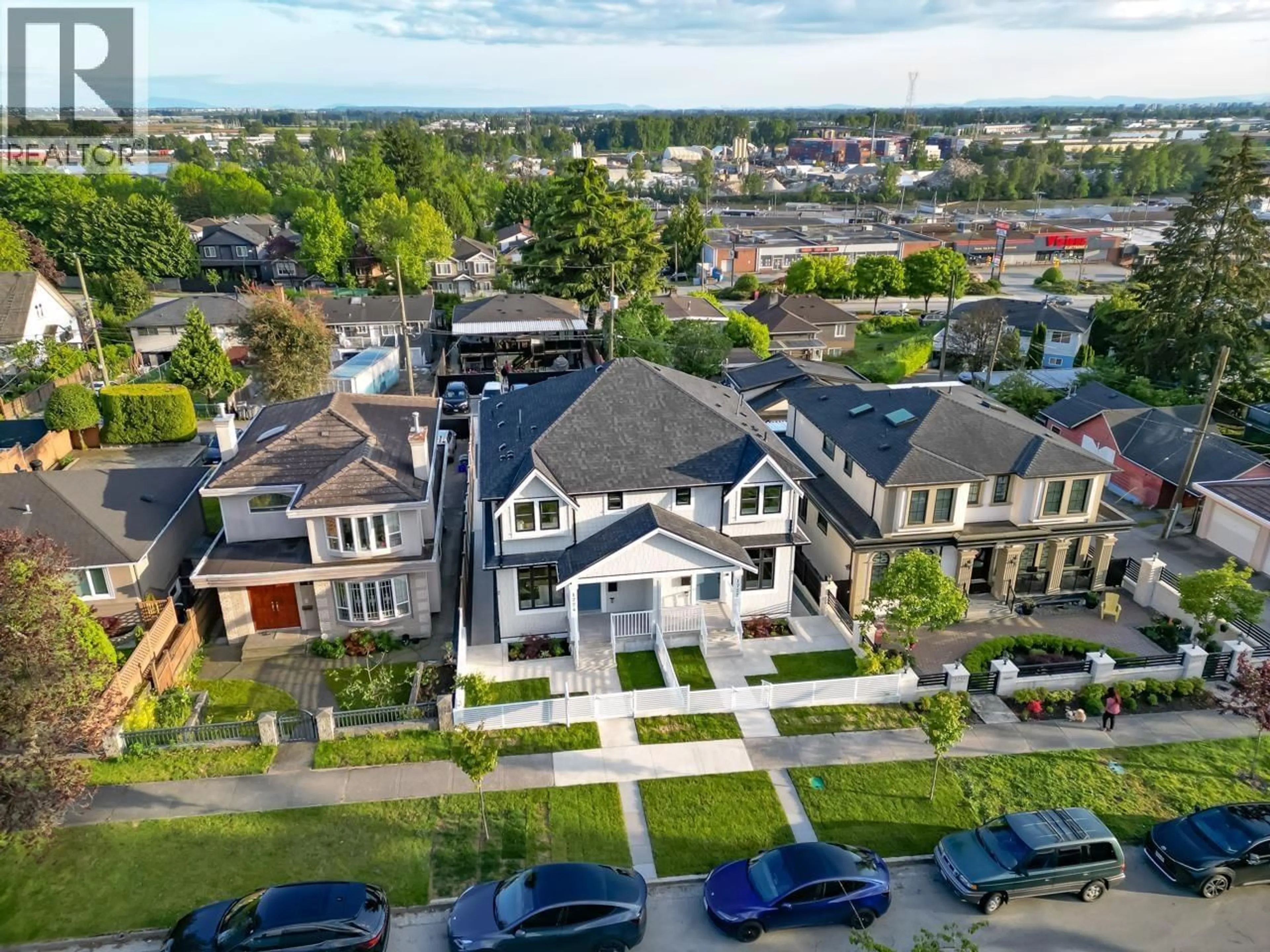 A pic from outside/outdoor area/front of a property/back of a property/a pic from drone, unknown for 1722 64TH AVENUE, Vancouver British Columbia V5P2M7