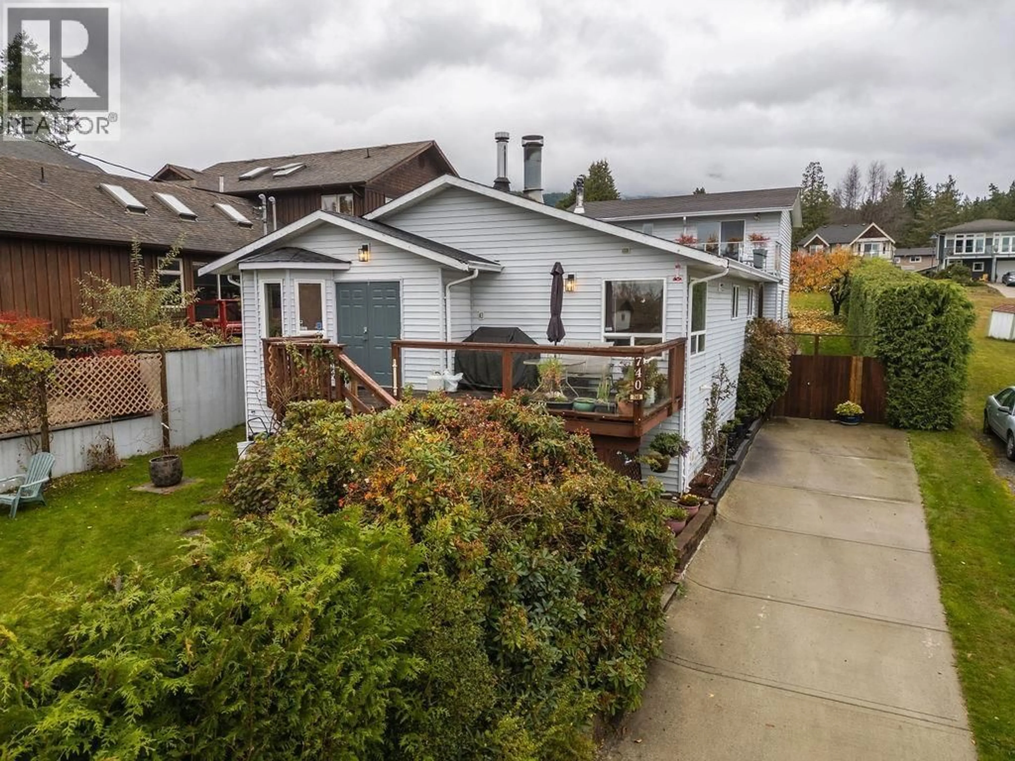 A pic from outside/outdoor area/front of a property/back of a property/a pic from drone, street for 740 HILLCREST ROAD, Gibsons British Columbia V0N1V9