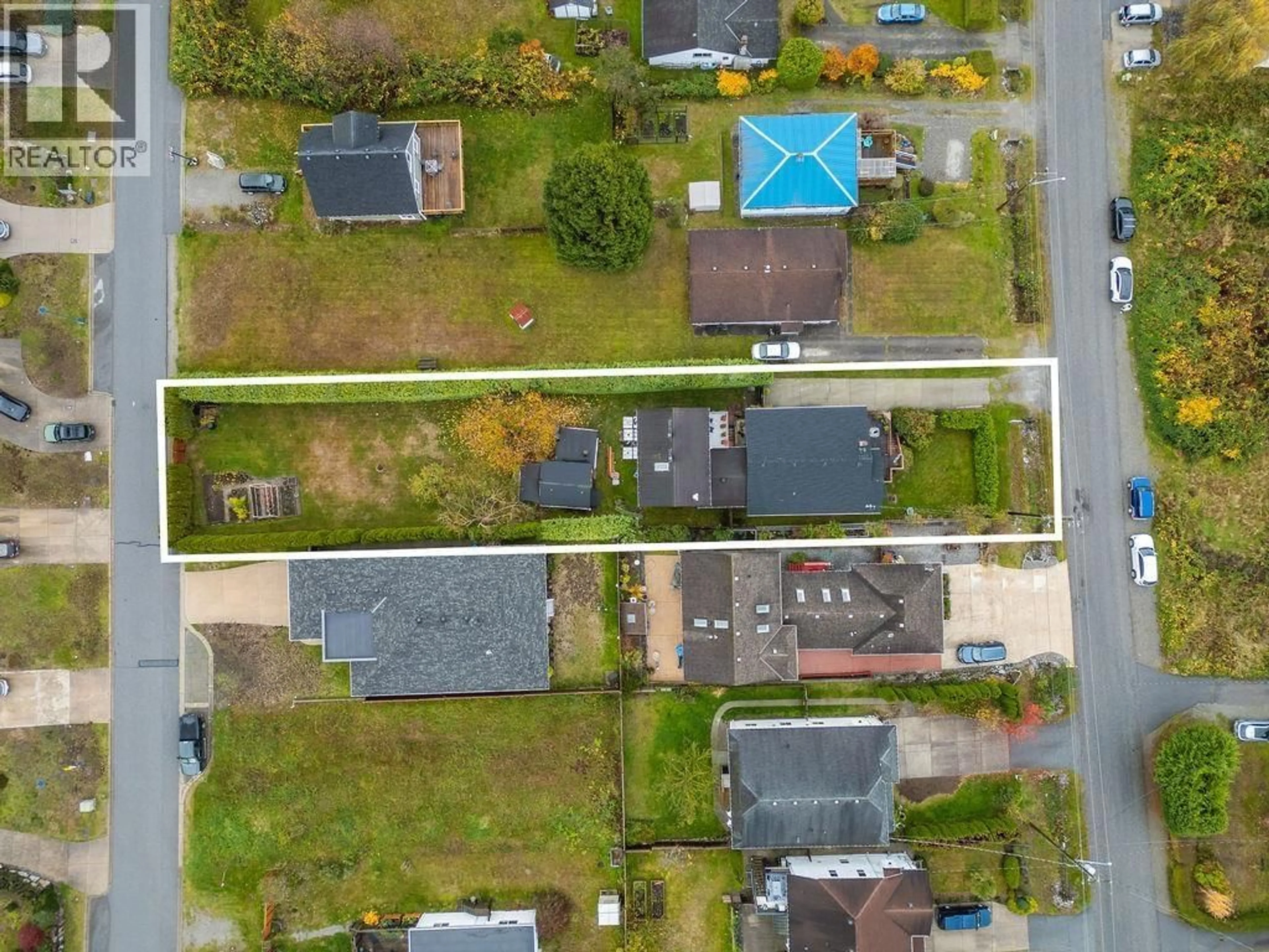 A pic from outside/outdoor area/front of a property/back of a property/a pic from drone, street for 740 HILLCREST ROAD, Gibsons British Columbia V0N1V9
