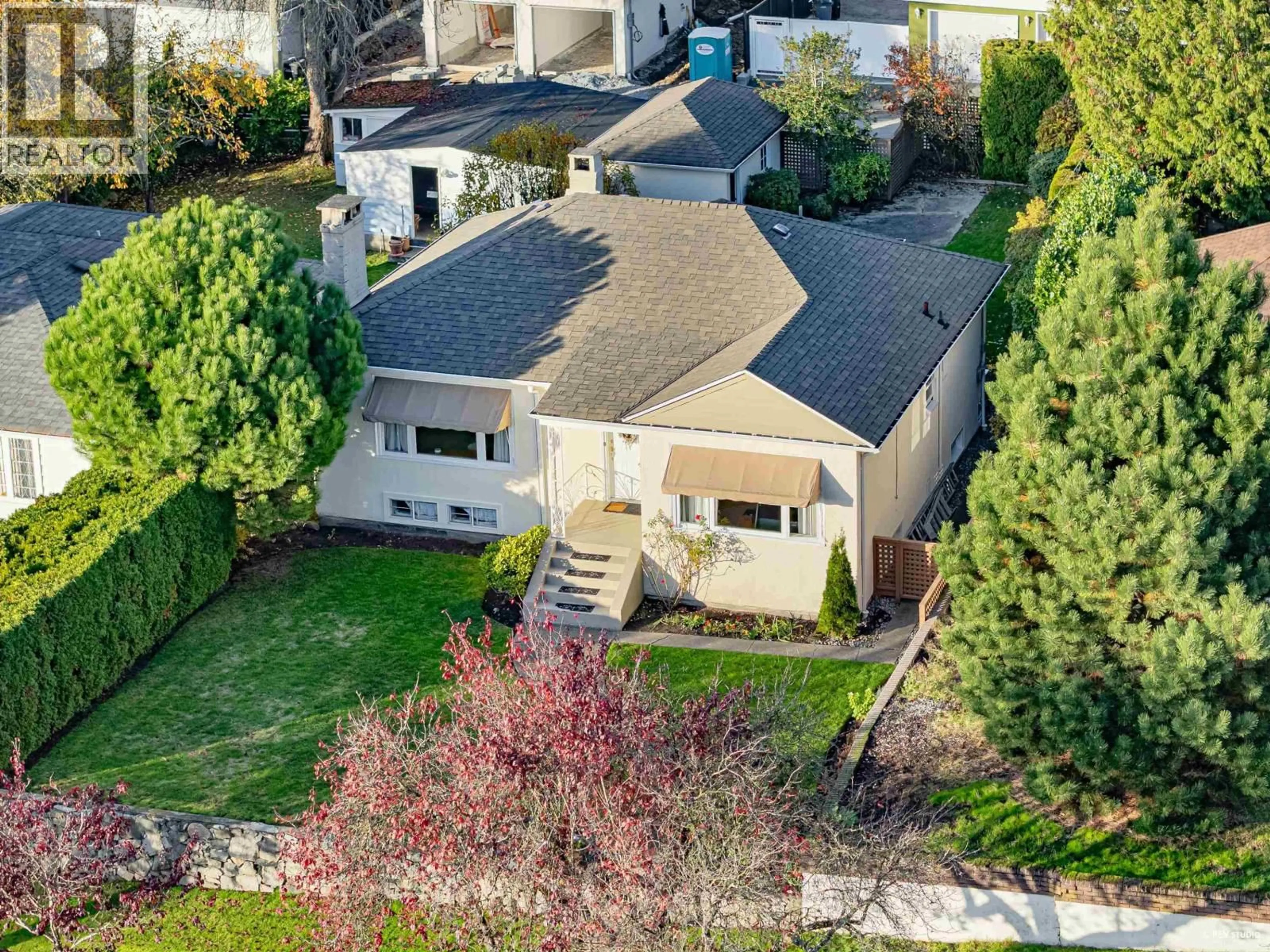 A pic from outside/outdoor area/front of a property/back of a property/a pic from drone, street for 2225 22ND AVENUE, Vancouver British Columbia V6L1L6