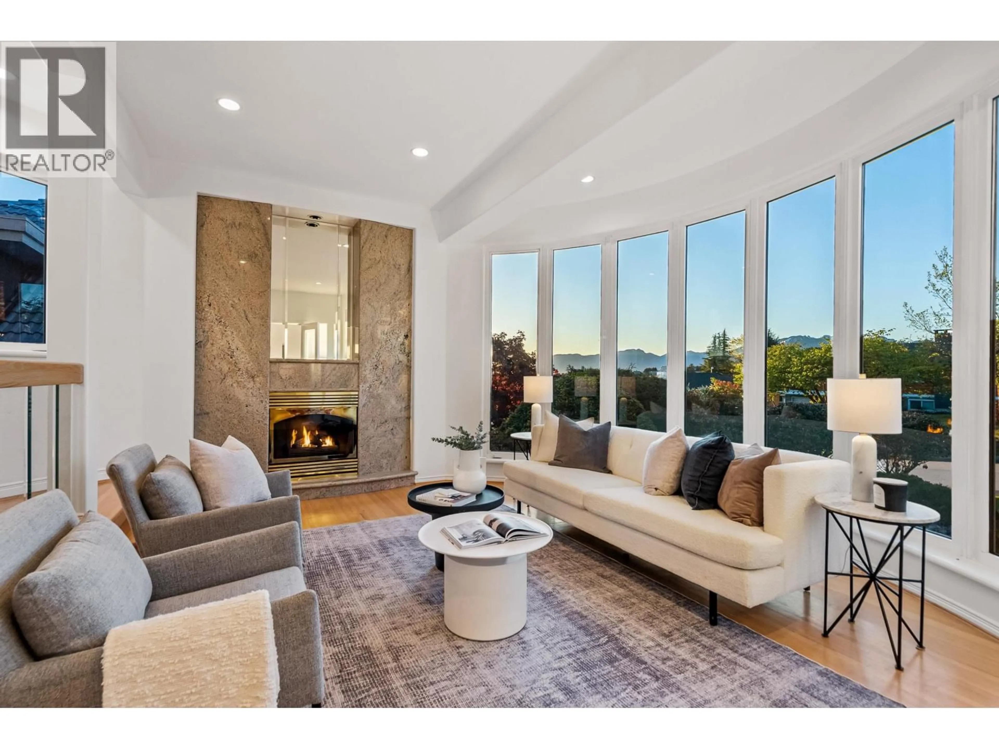 Living room with furniture, unknown for 5770 CHARLES STREET, Burnaby British Columbia V5B2G4