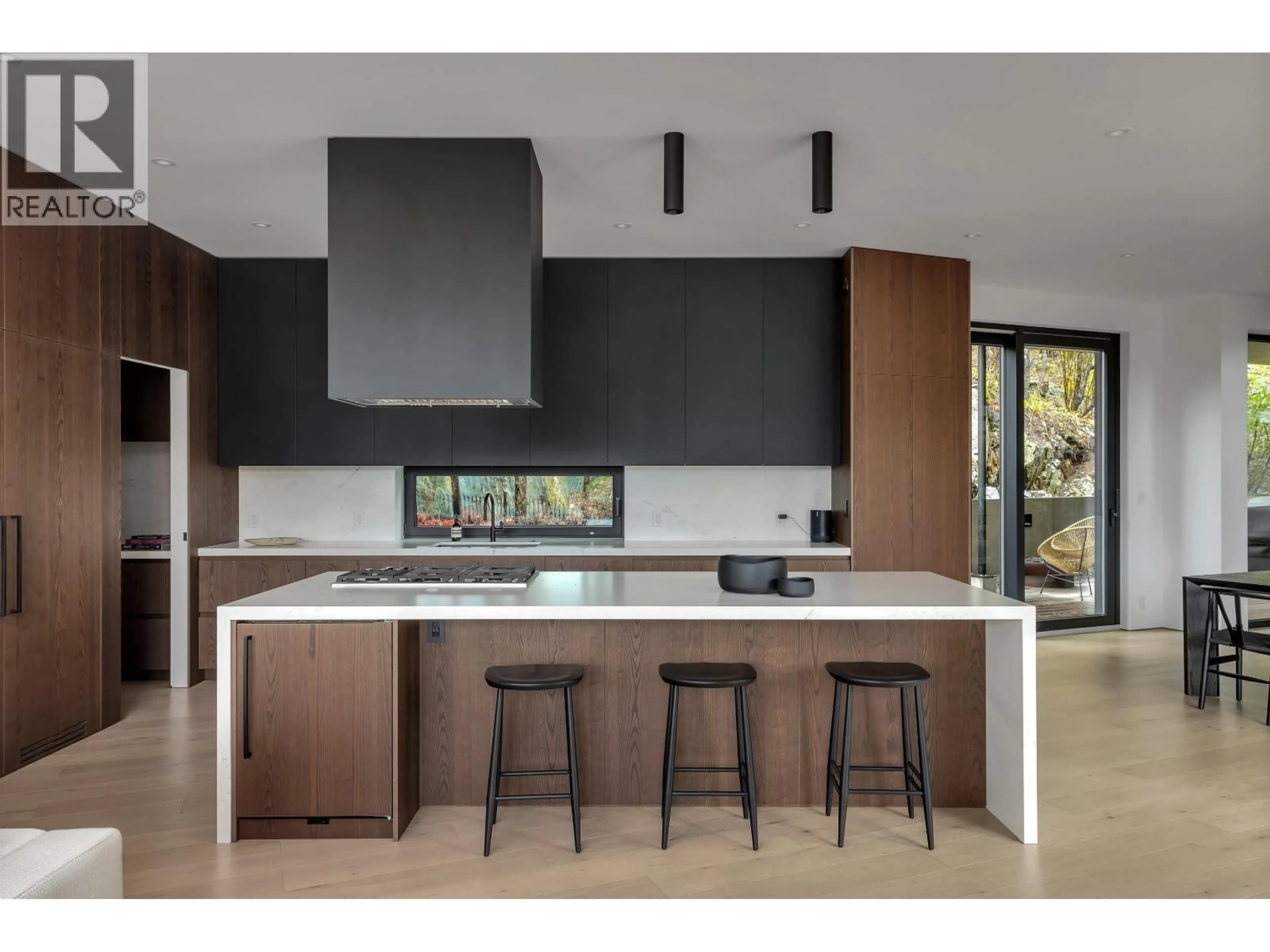 Contemporary kitchen, unknown for 3565 FALCON CRESCENT, Whistler British Columbia V8E0B9