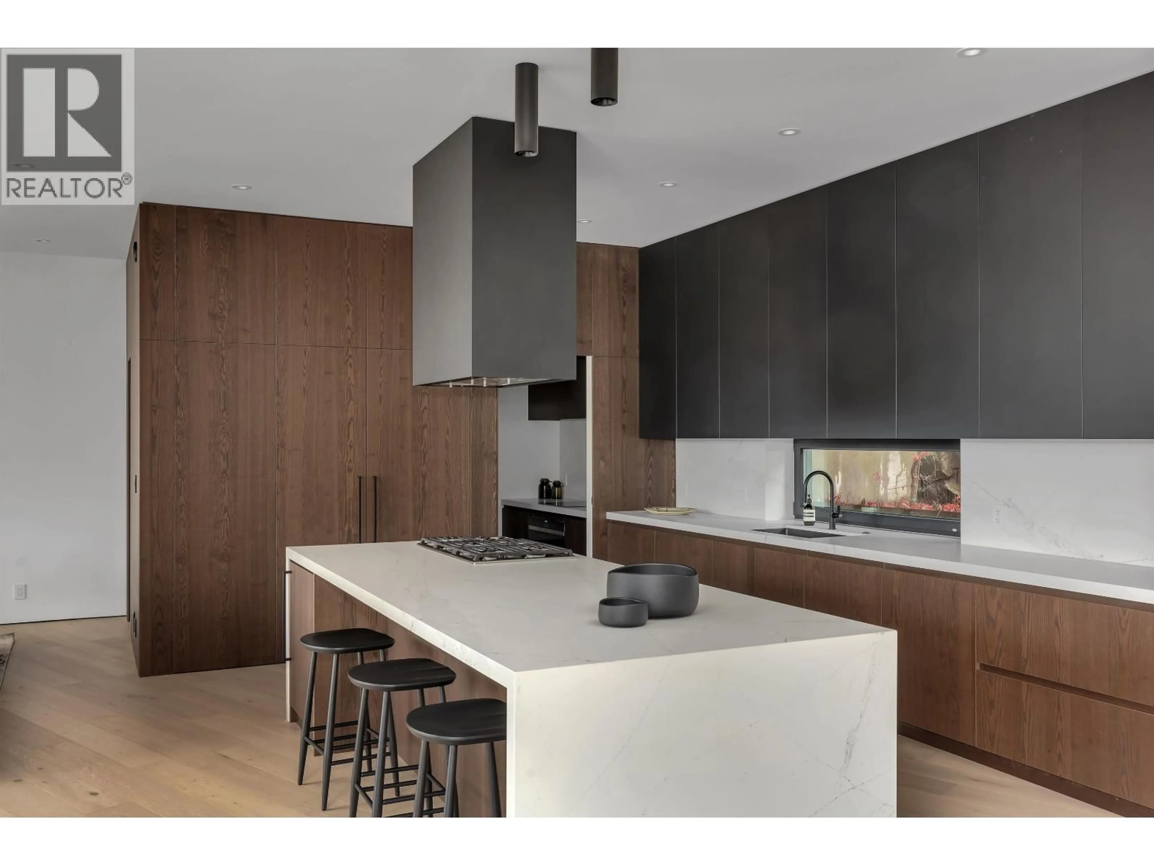 Contemporary kitchen, unknown for 3565 FALCON CRESCENT, Whistler British Columbia V8E0B9