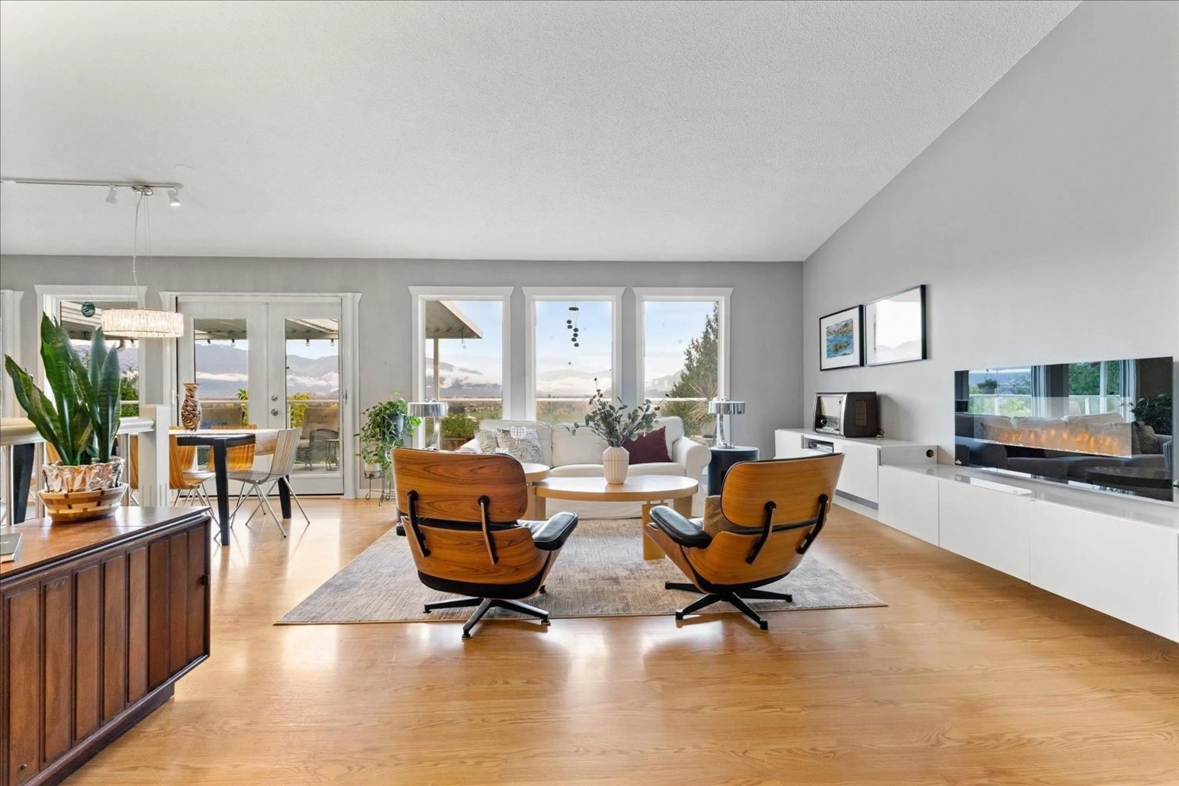 Living room with furniture, unknown for 46455 UPLANDS ROAD, Chilliwack British Columbia V2R4W1