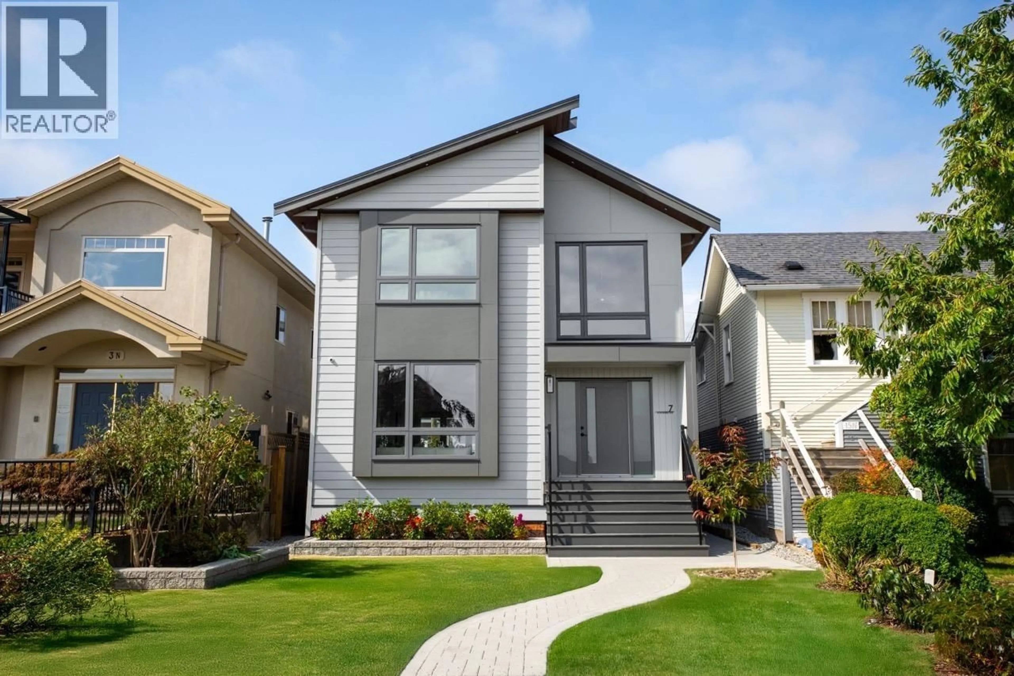 Home with vinyl exterior material, street for 7 HOWARD AVENUE, Burnaby British Columbia V5B1J6