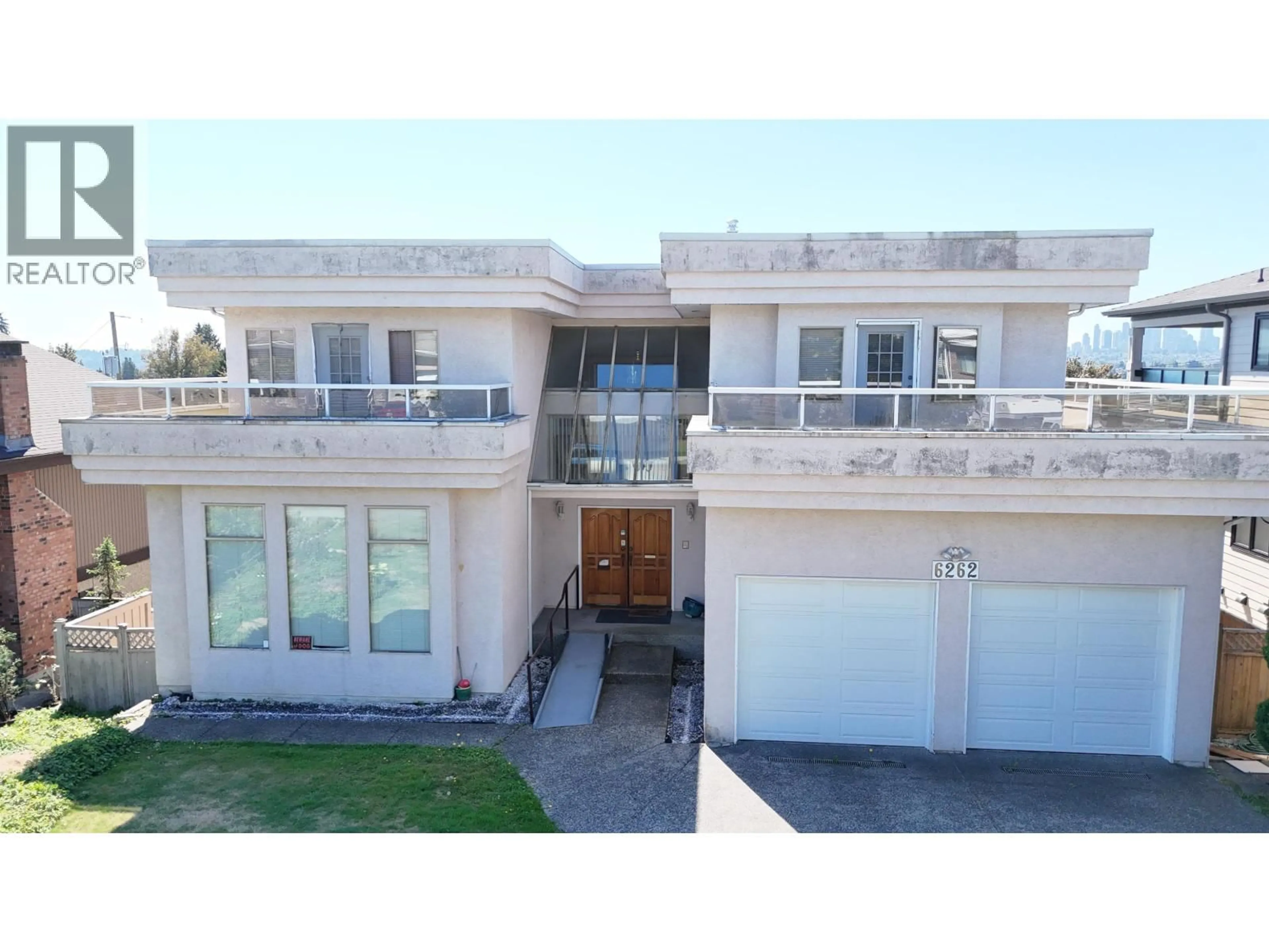 A pic from outside/outdoor area/front of a property/back of a property/a pic from drone, street for 6262 KITCHENER STREET, Burnaby British Columbia V5B2J4