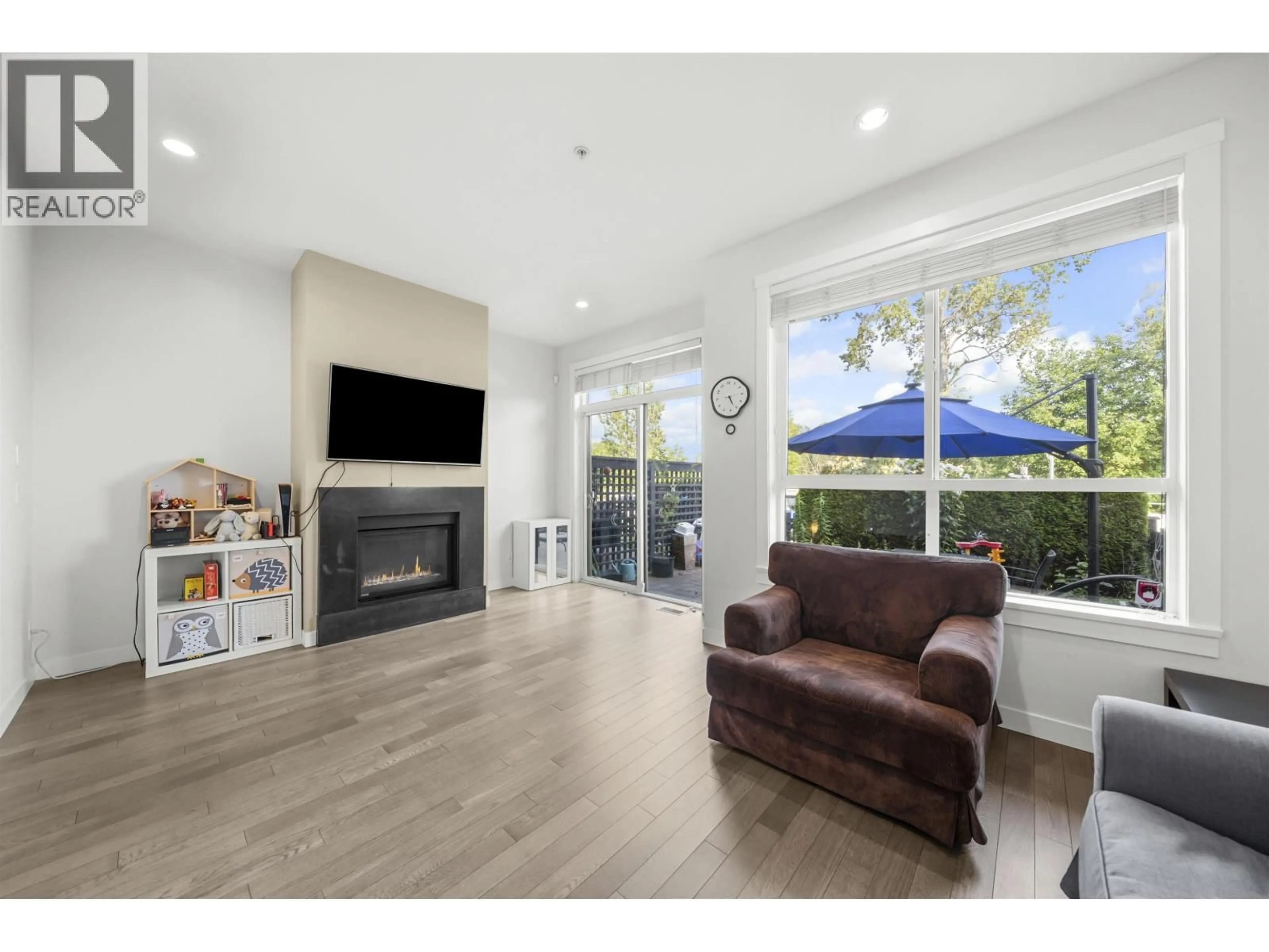 Living room with furniture, wood/laminate floor for 8 - 100 WOOD STREET, New Westminster British Columbia V3M0H6