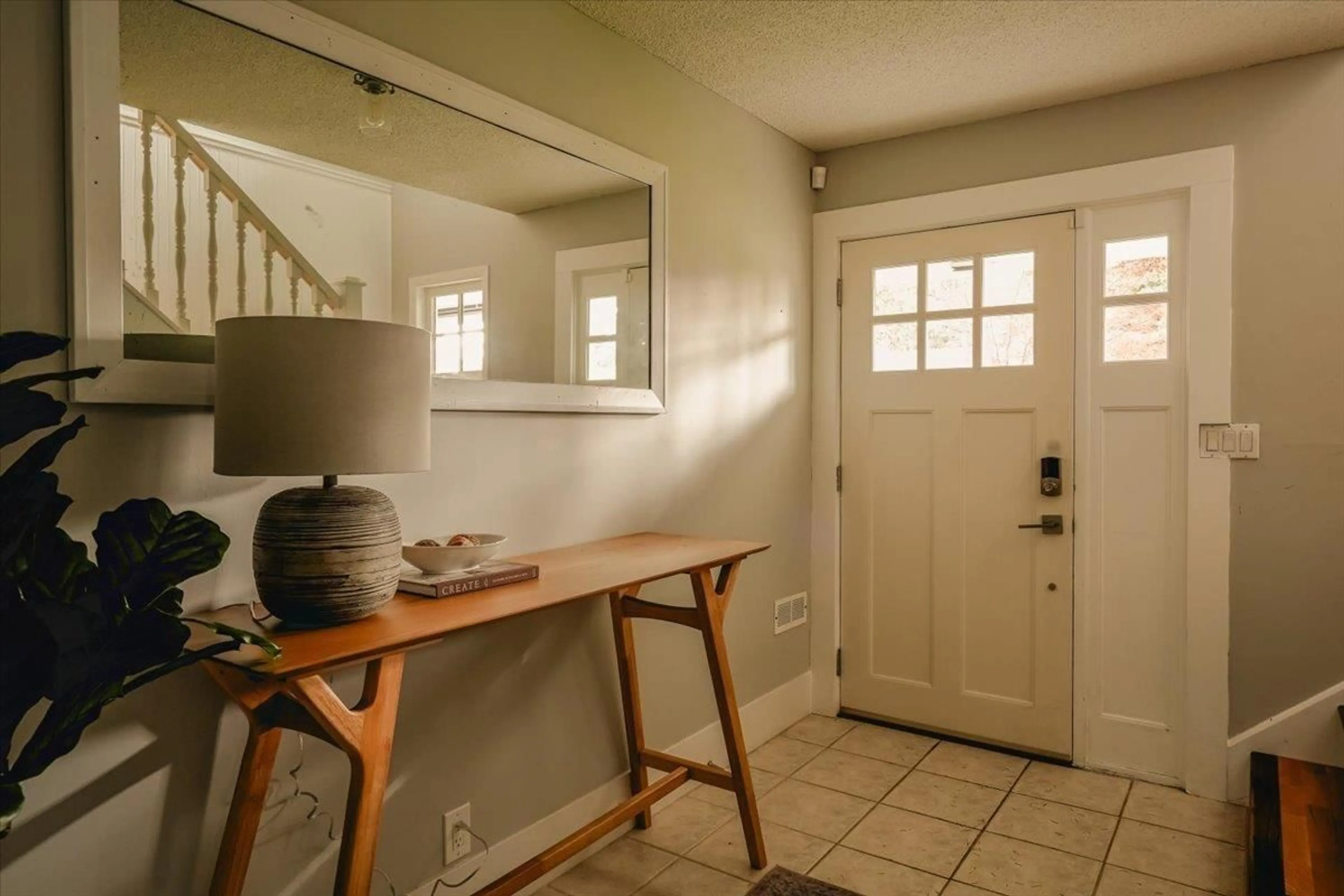 Indoor entryway for 12469 23, Surrey British Columbia V4A2C5