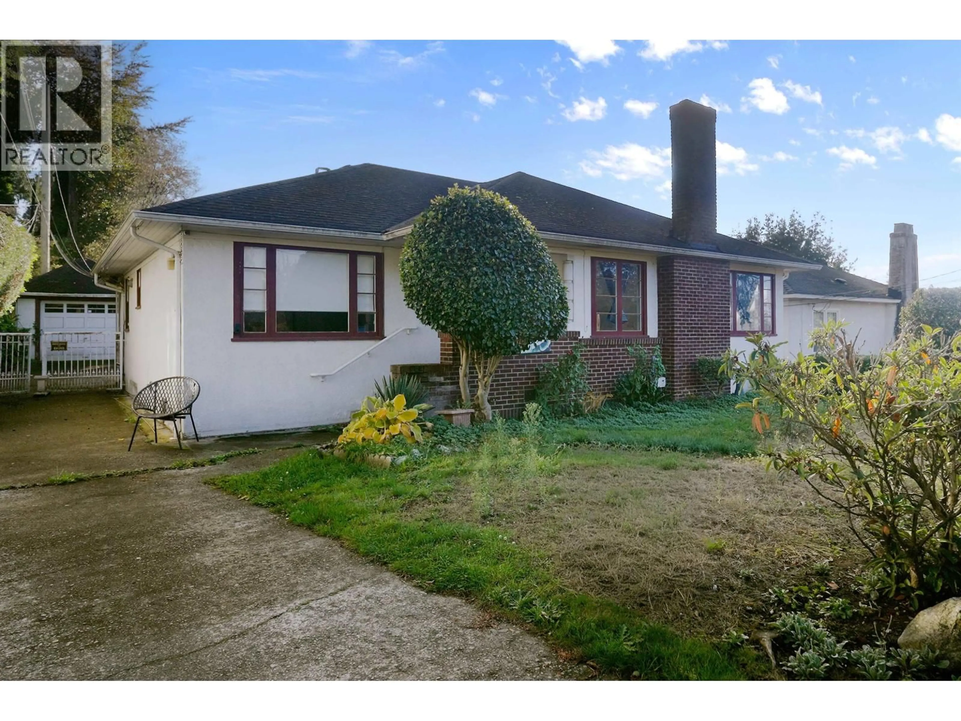 A pic from outside/outdoor area/front of a property/back of a property/a pic from drone, street for 1830 33RD AVENUE, Vancouver British Columbia V6M1B2