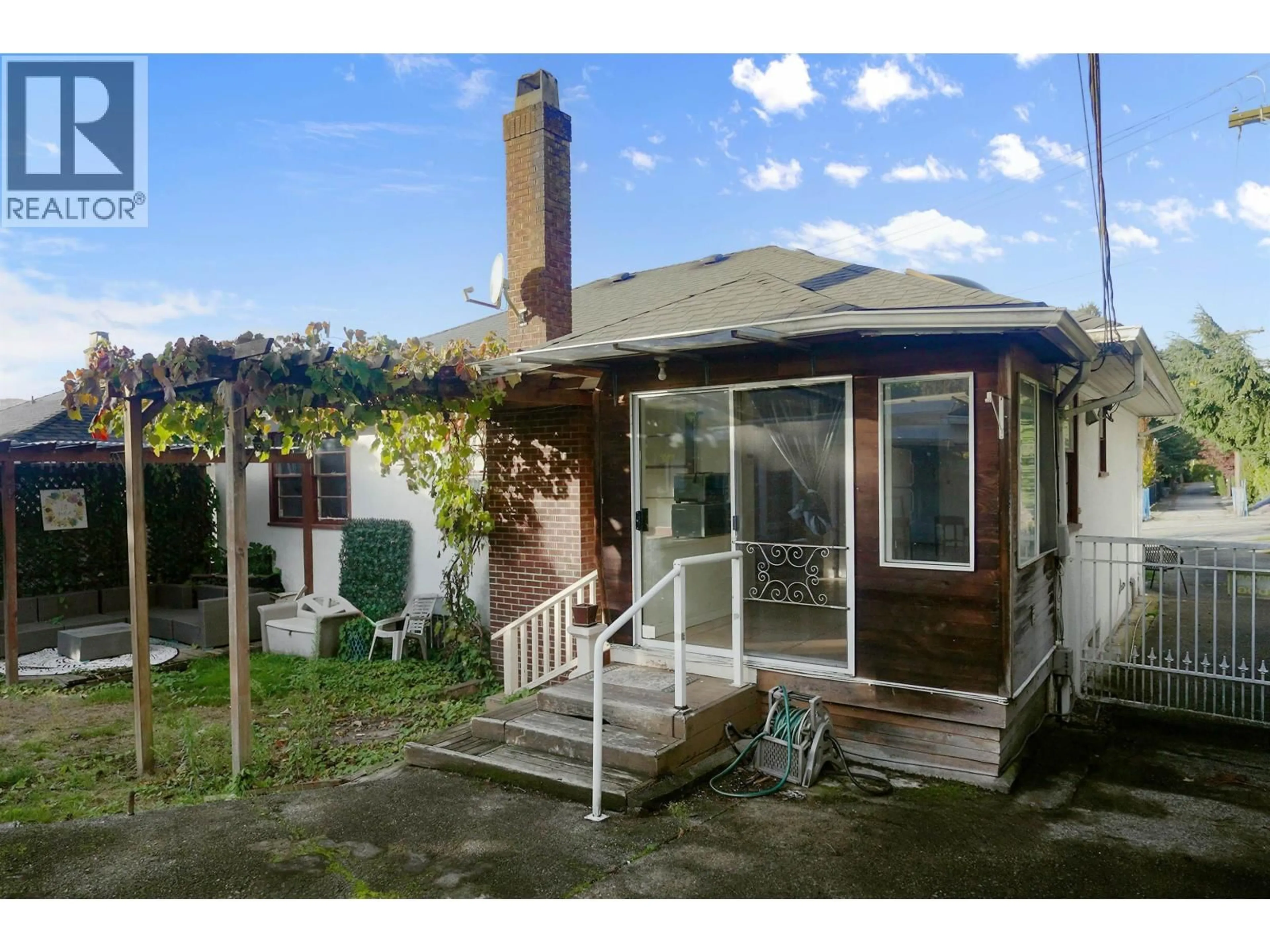 A pic from outside/outdoor area/front of a property/back of a property/a pic from drone, street for 1830 33RD AVENUE, Vancouver British Columbia V6M1B2