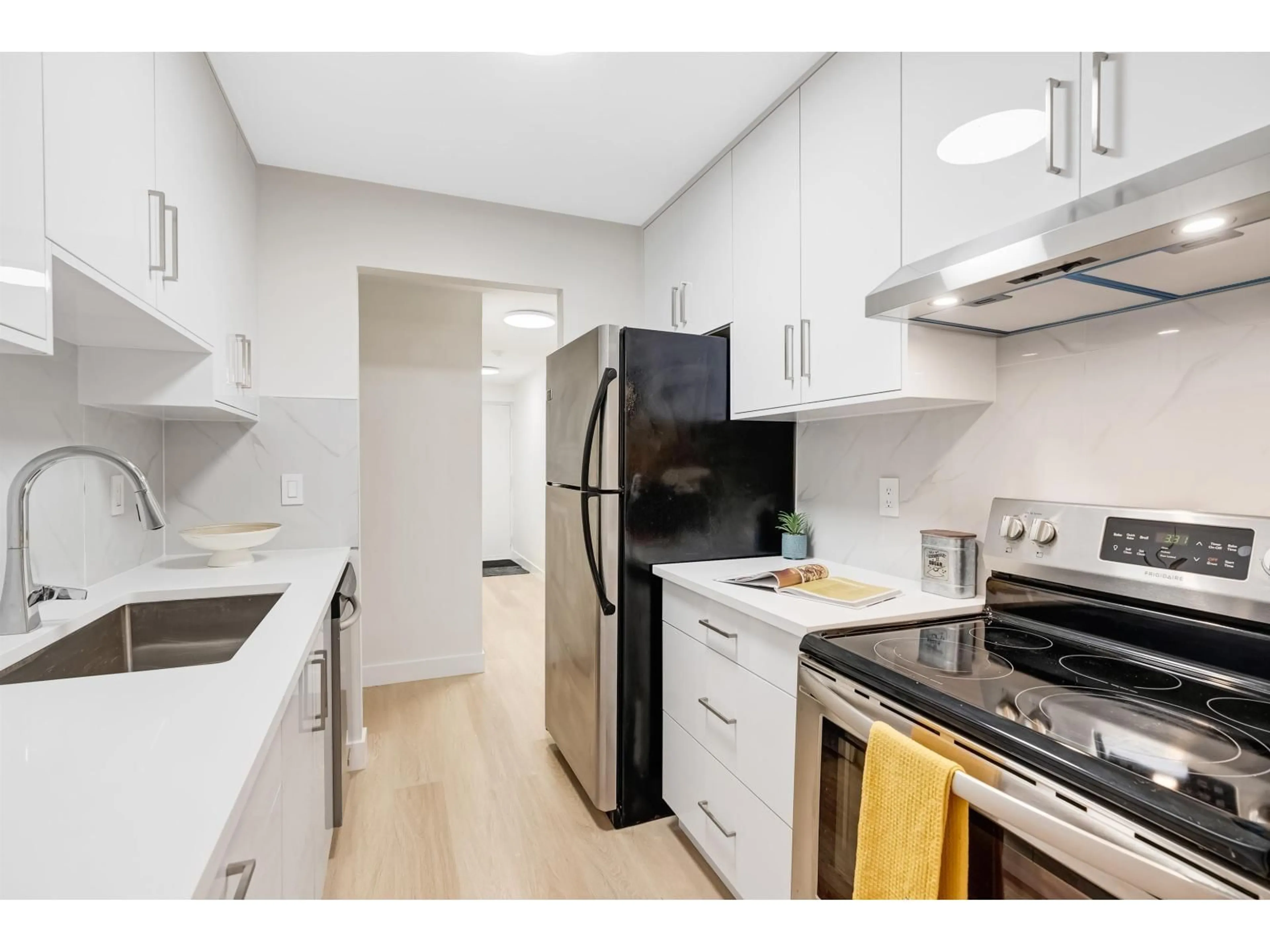 Standard kitchen, unknown for 104 - 7155 134, Surrey British Columbia V3W4T1