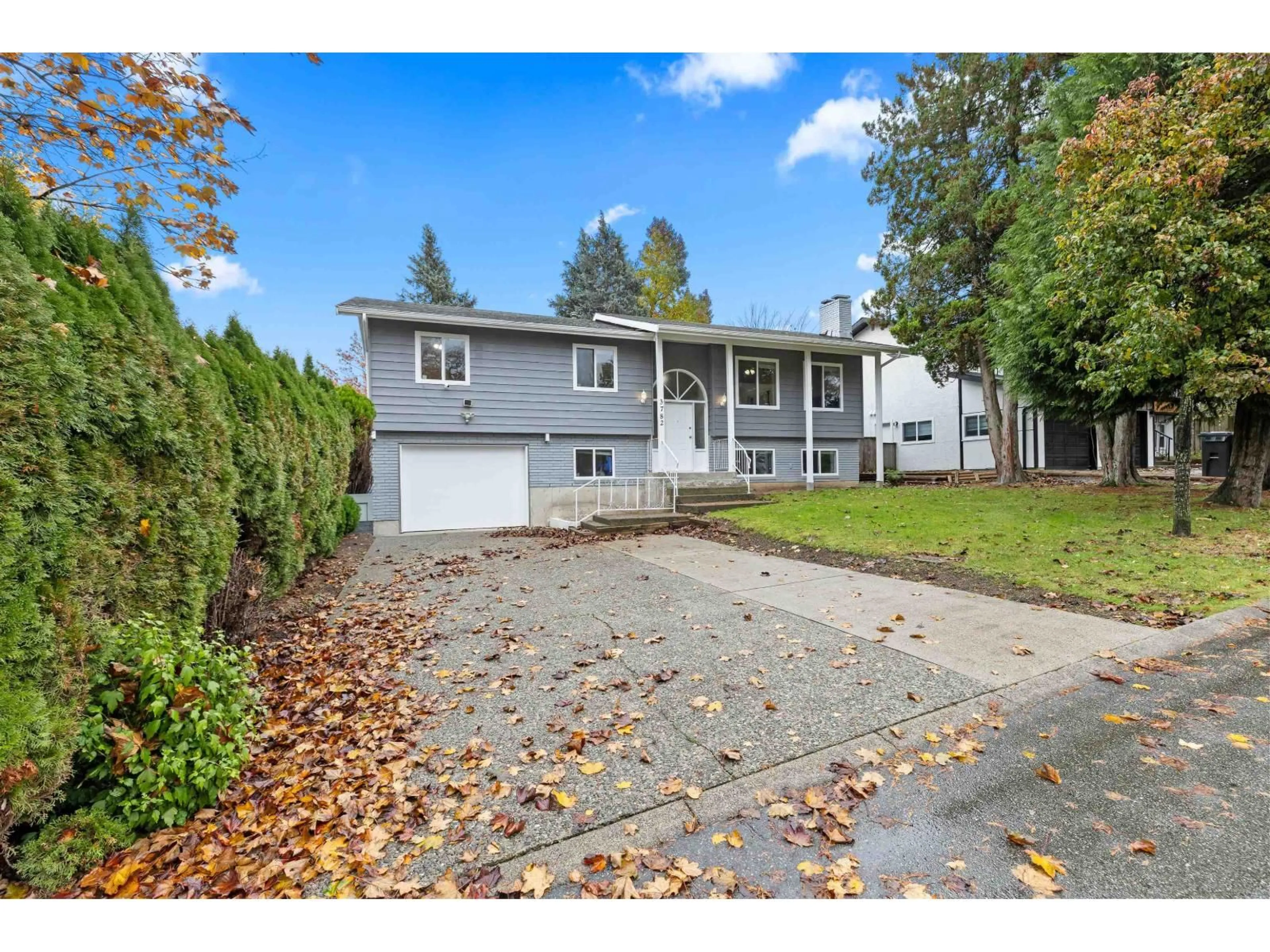 Home with vinyl exterior material, street for 3782 LINDSAY, Abbotsford British Columbia V2S7A3