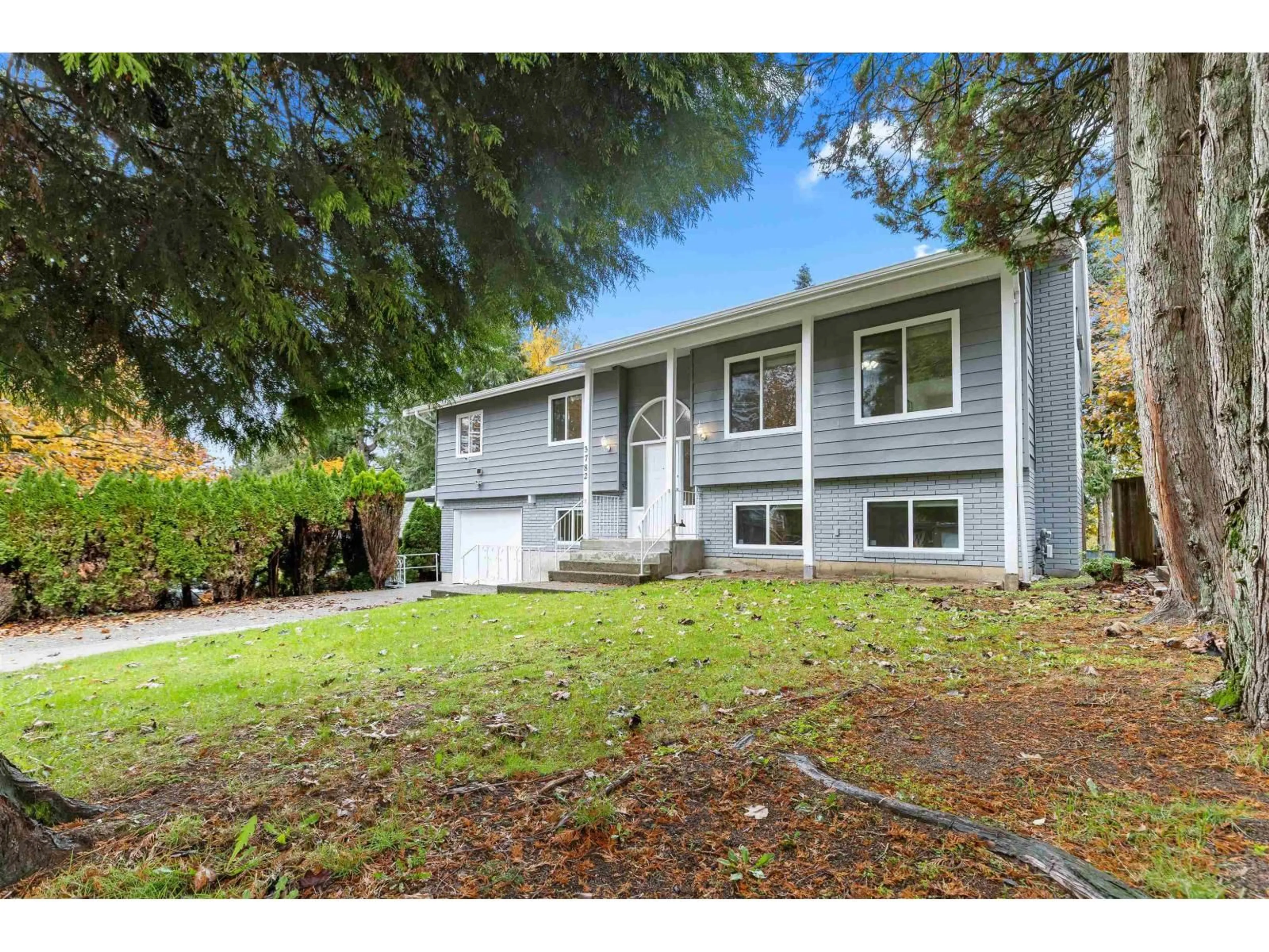 Home with vinyl exterior material, street for 3782 LINDSAY, Abbotsford British Columbia V2S7A3