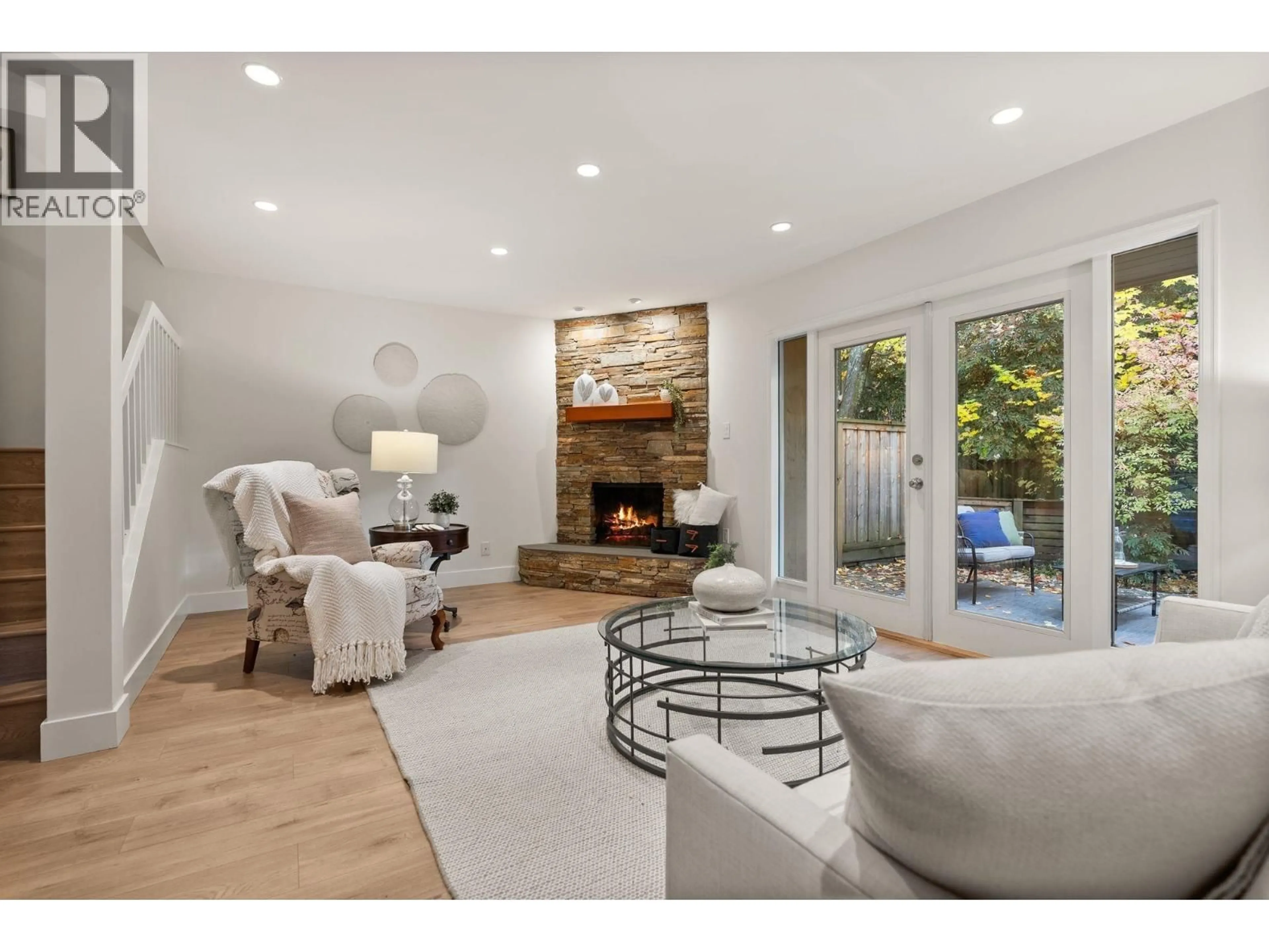 Living room with furniture, unknown for 2307 MOUNTAIN HIGHWAY, North Vancouver British Columbia V7J2N2