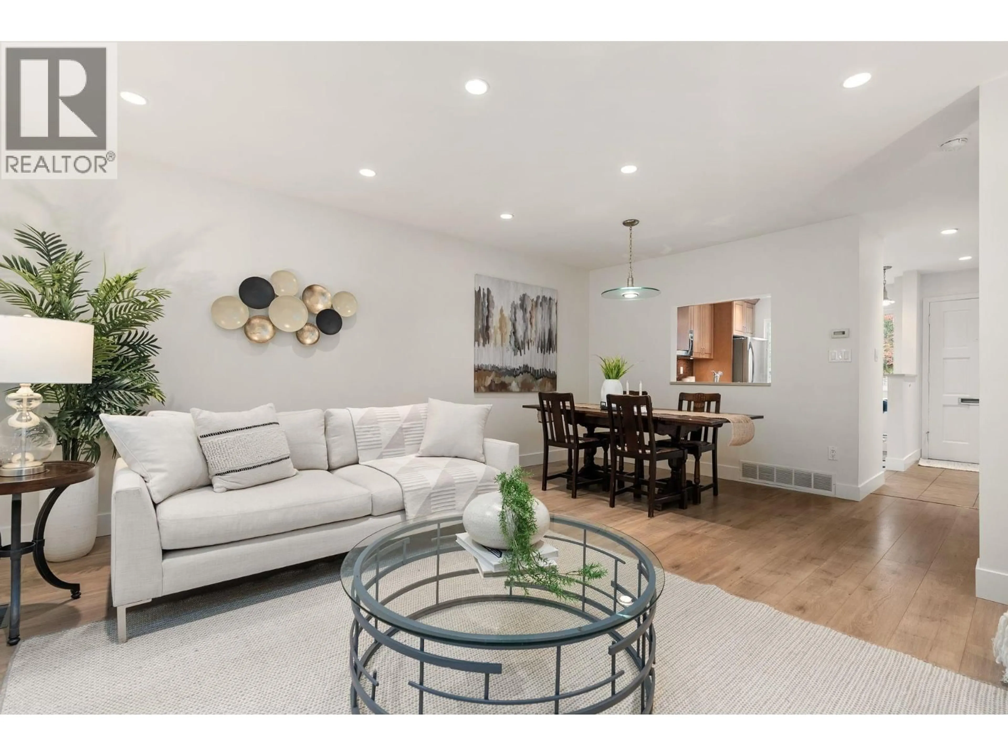 Living room with furniture, unknown for 2307 MOUNTAIN HIGHWAY, North Vancouver British Columbia V7J2N2