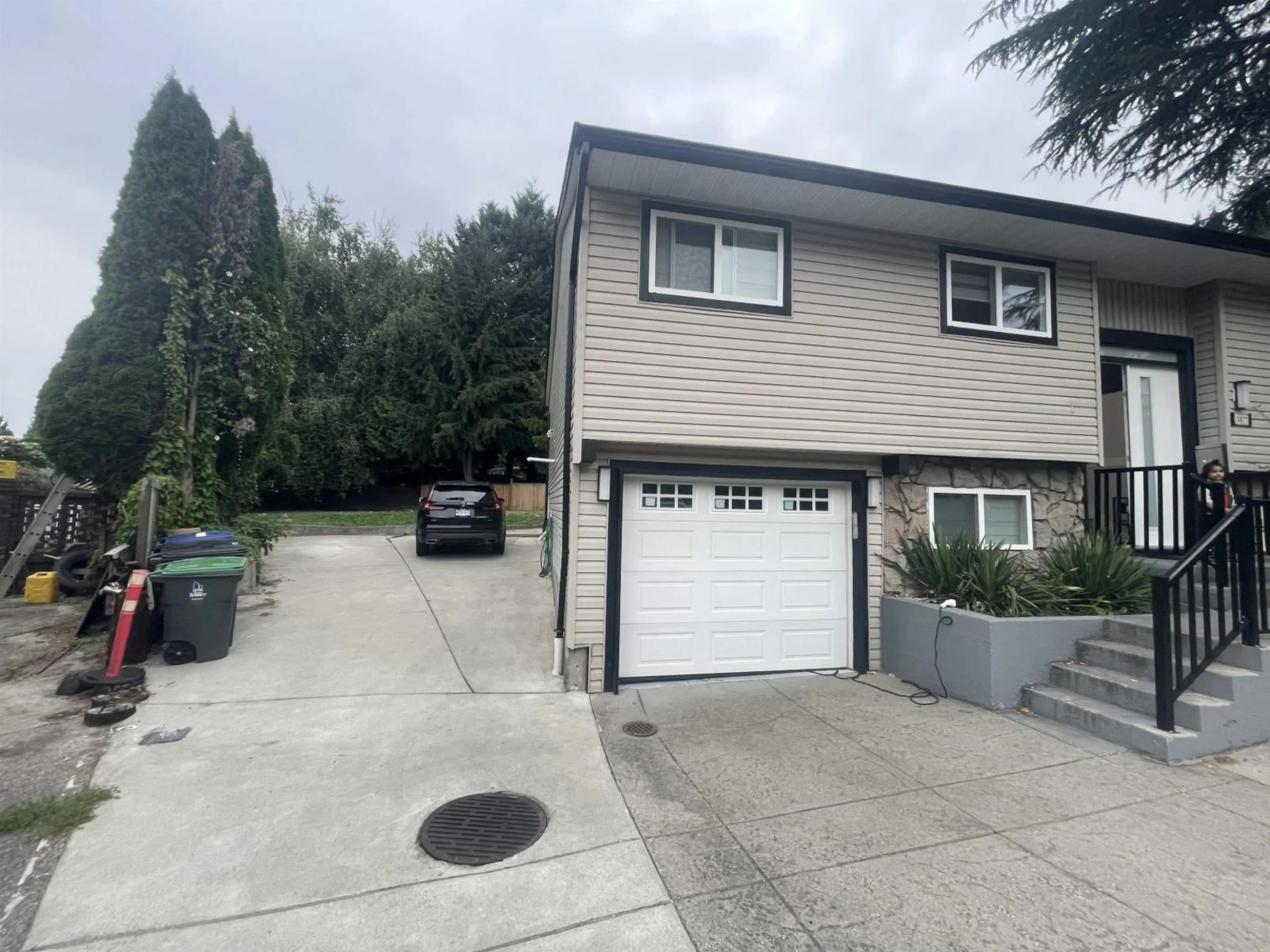 A pic from outside/outdoor area/front of a property/back of a property/a pic from drone, street for 15077 86B, Surrey British Columbia V3S4V3