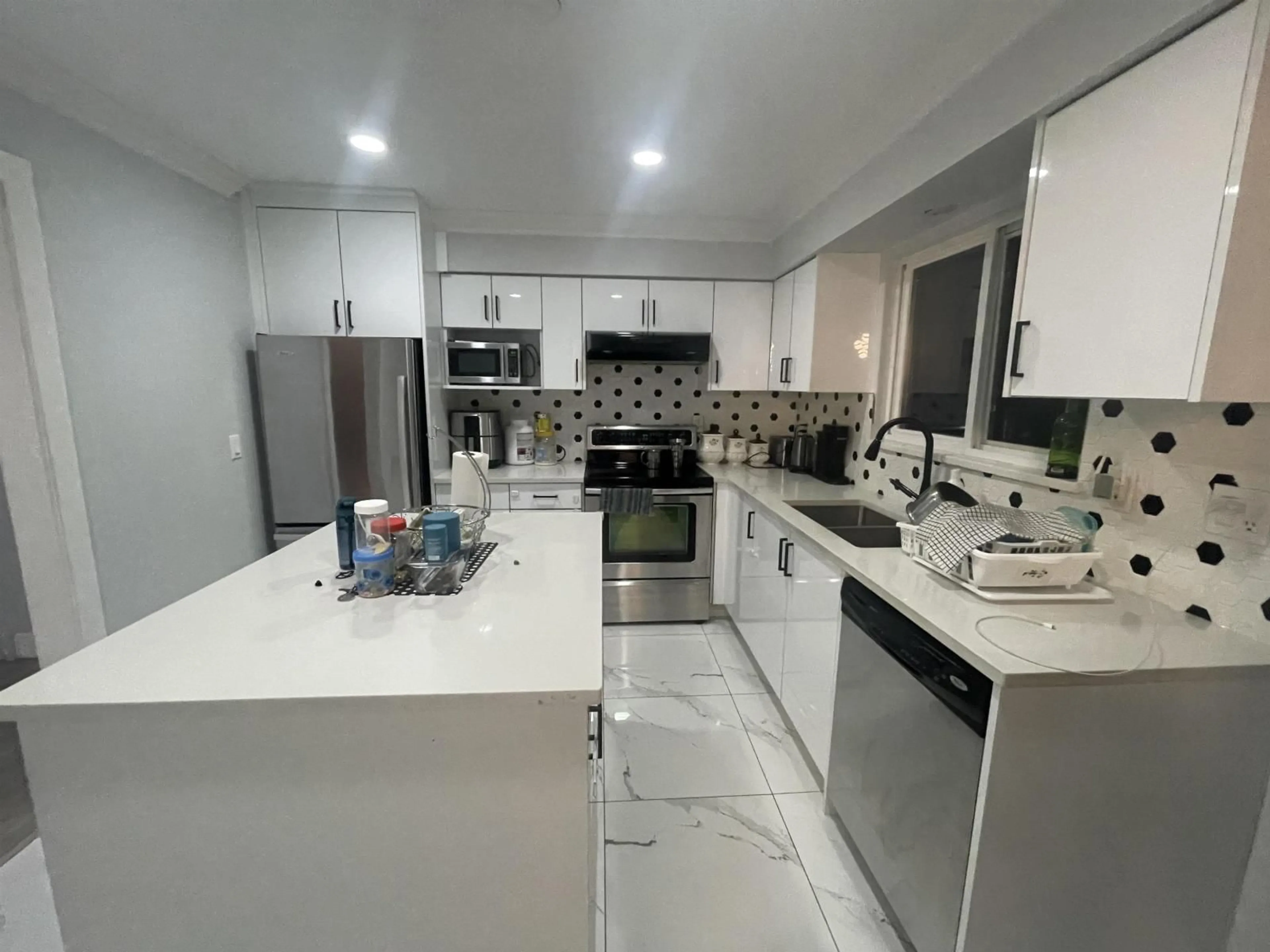 Open concept kitchen, ceramic/tile floor for 15077 86B, Surrey British Columbia V3S4V3