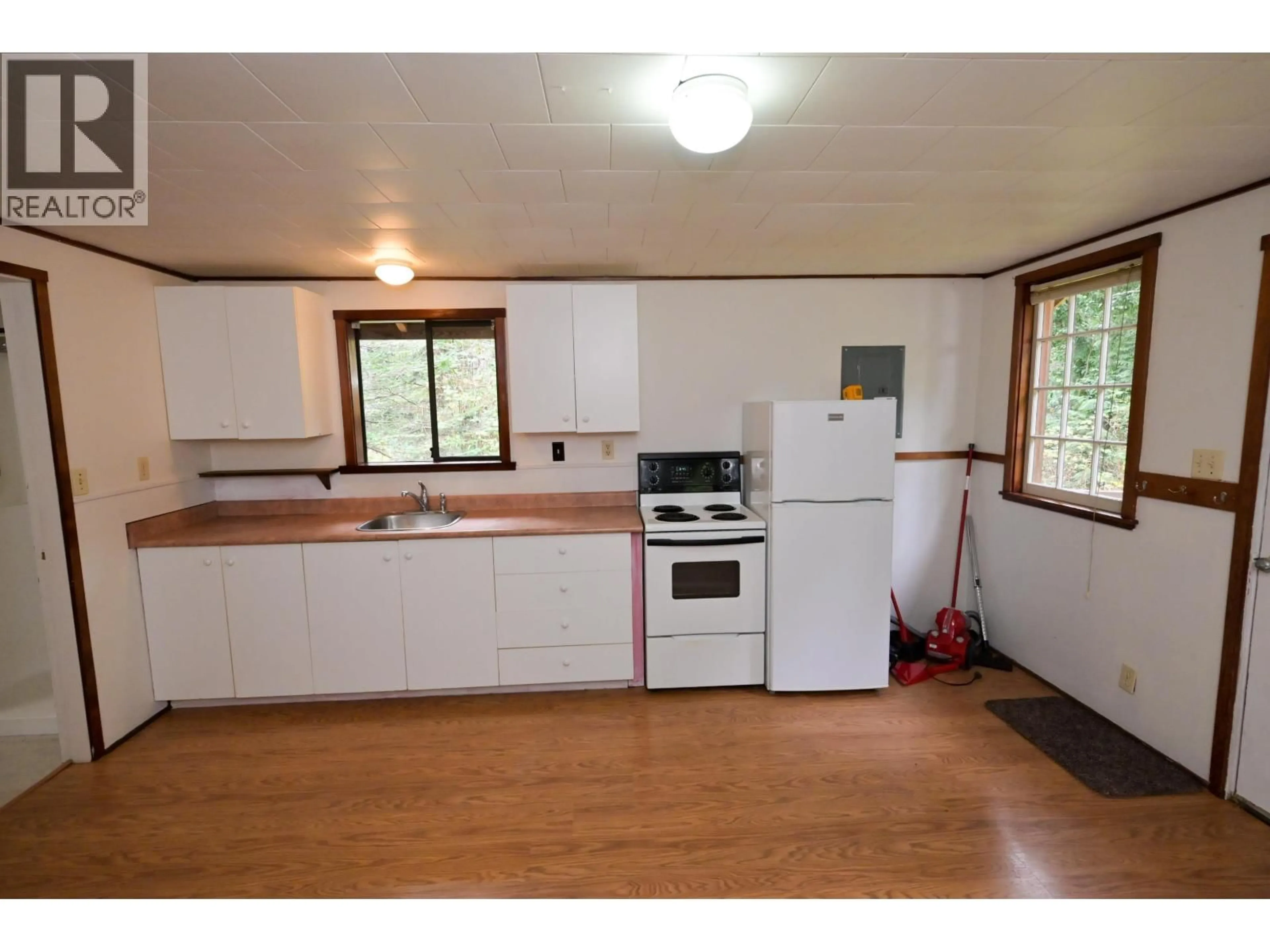 Standard kitchen, wood/laminate floor for 980 WOODLEY ROAD, Roberts Creek British Columbia V0N2W4