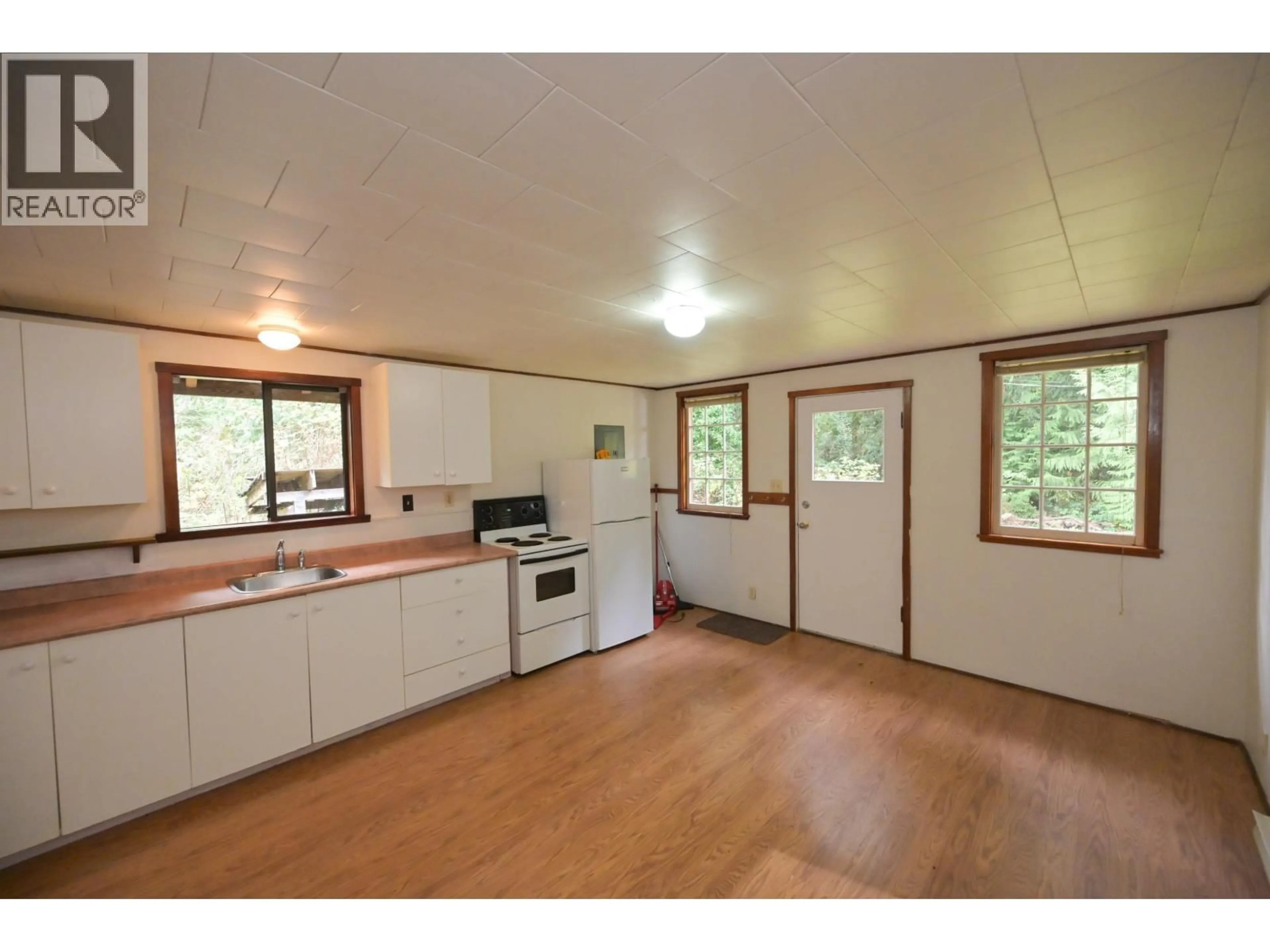 Standard kitchen, wood/laminate floor for 980 WOODLEY ROAD, Roberts Creek British Columbia V0N2W4