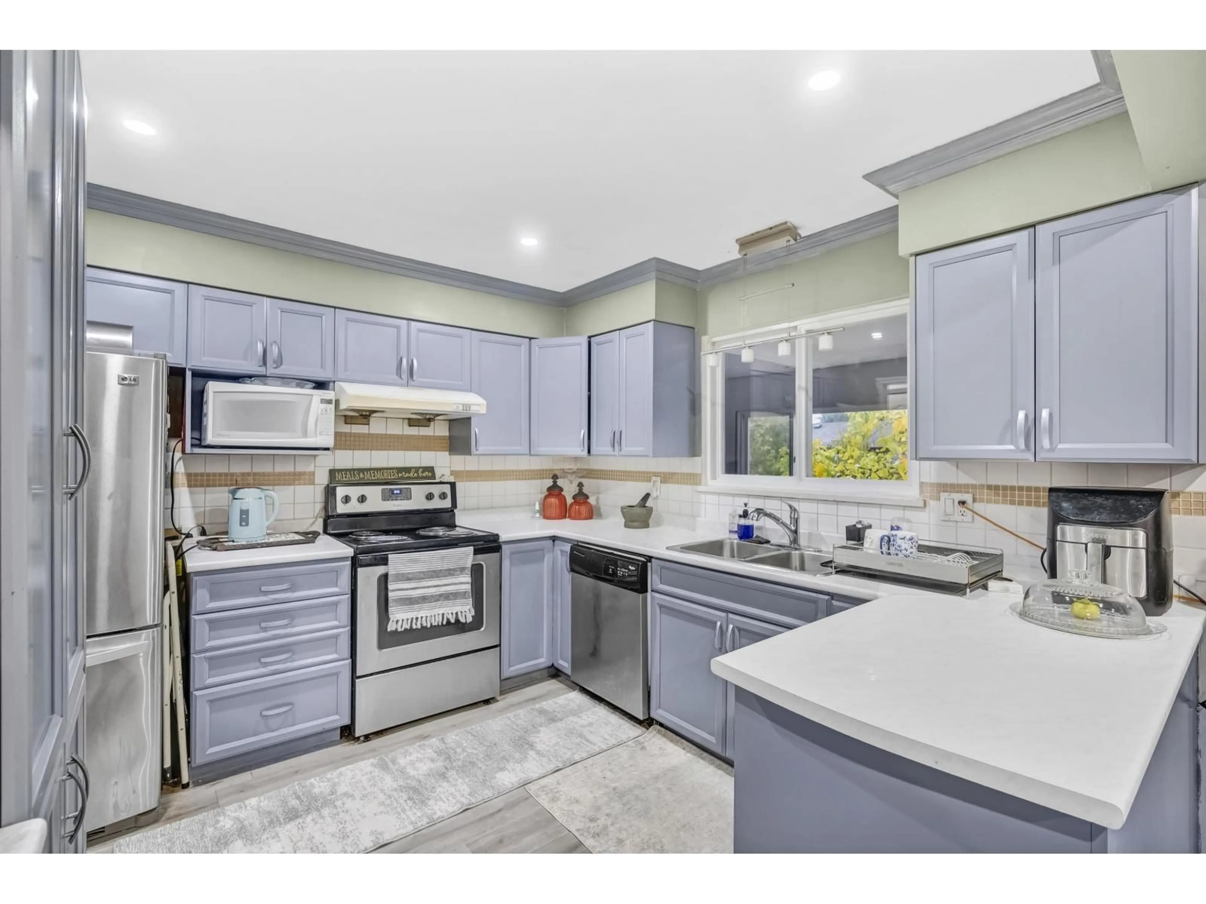 Open concept kitchen, ceramic/tile floor for 8132 116, Delta British Columbia V4C5T9