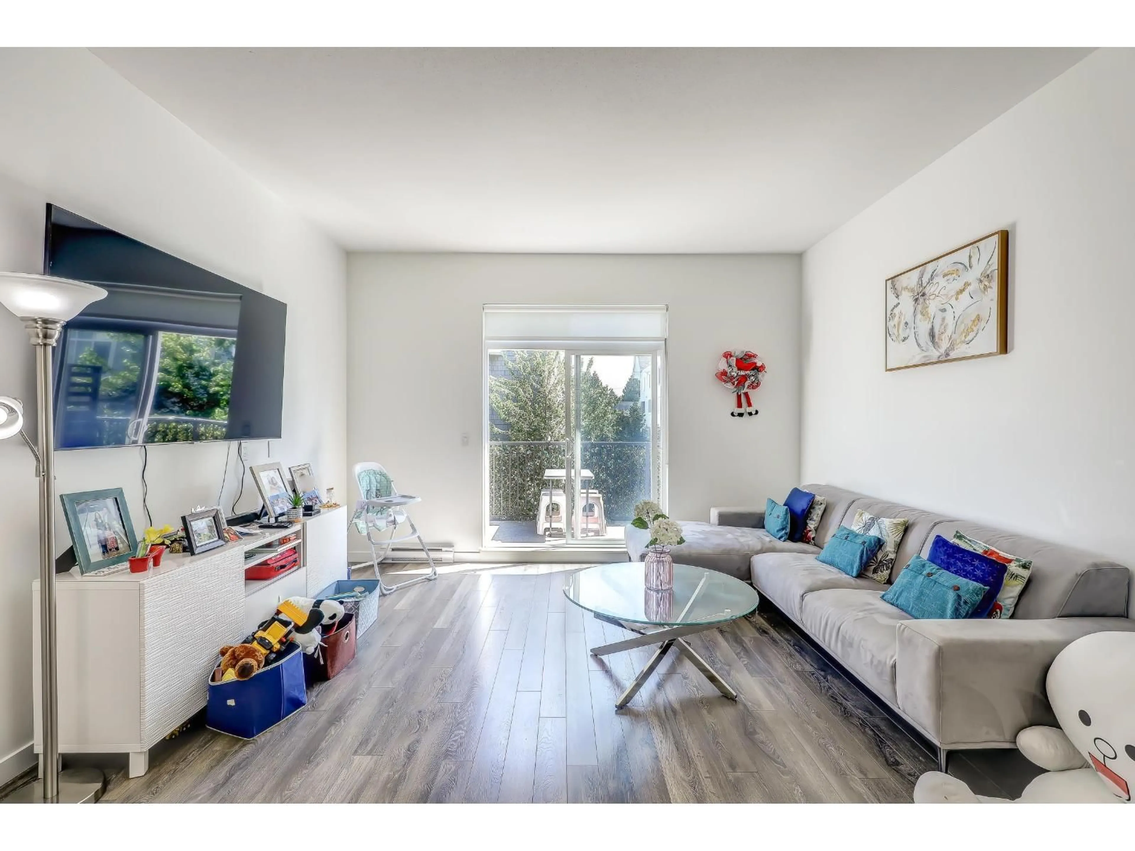 Living room with furniture, unknown for 24 - 15487 99A, Surrey British Columbia V3R0G9