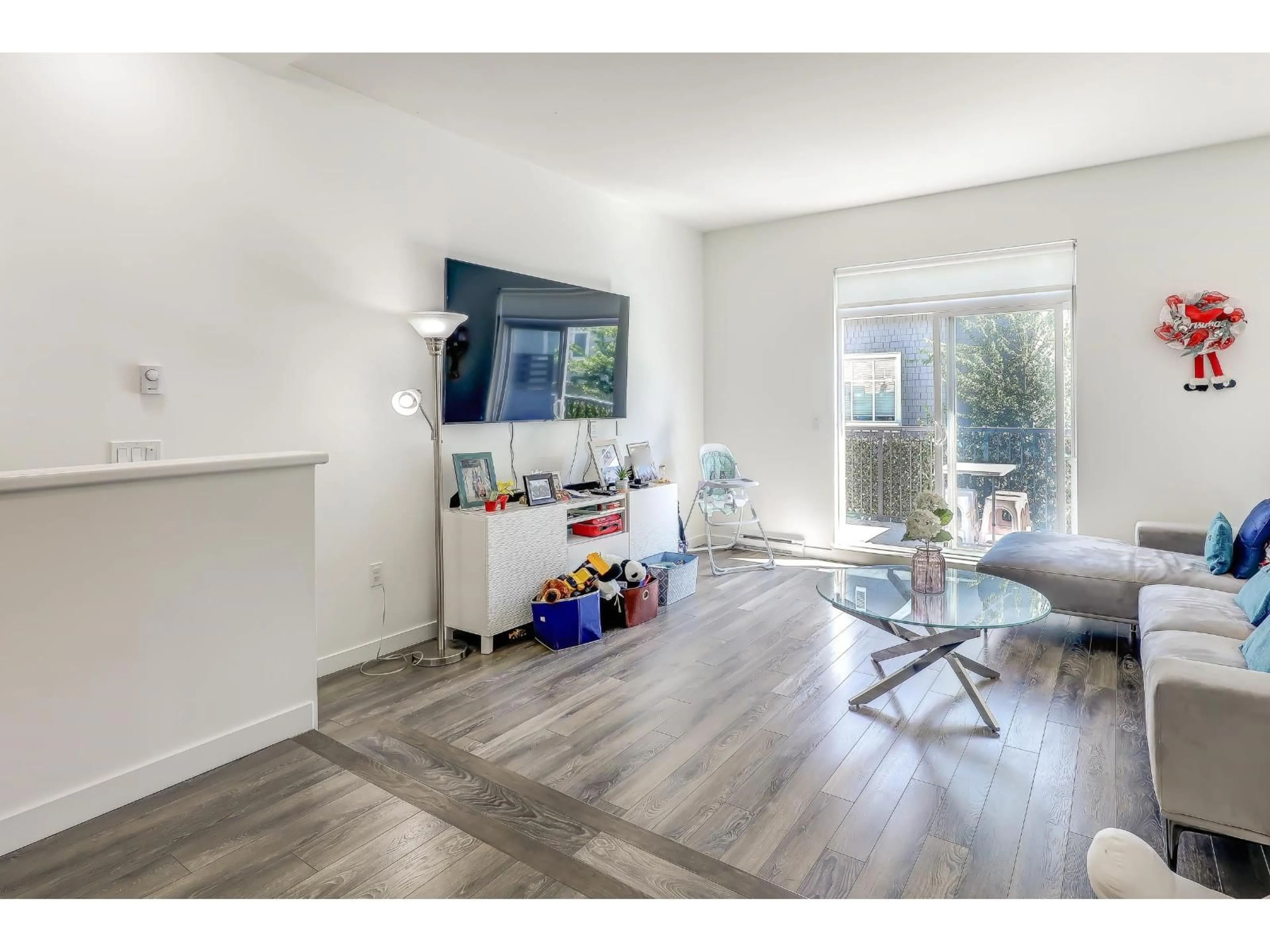 Living room with furniture, wood/laminate floor for 24 - 15487 99A, Surrey British Columbia V3R0G9