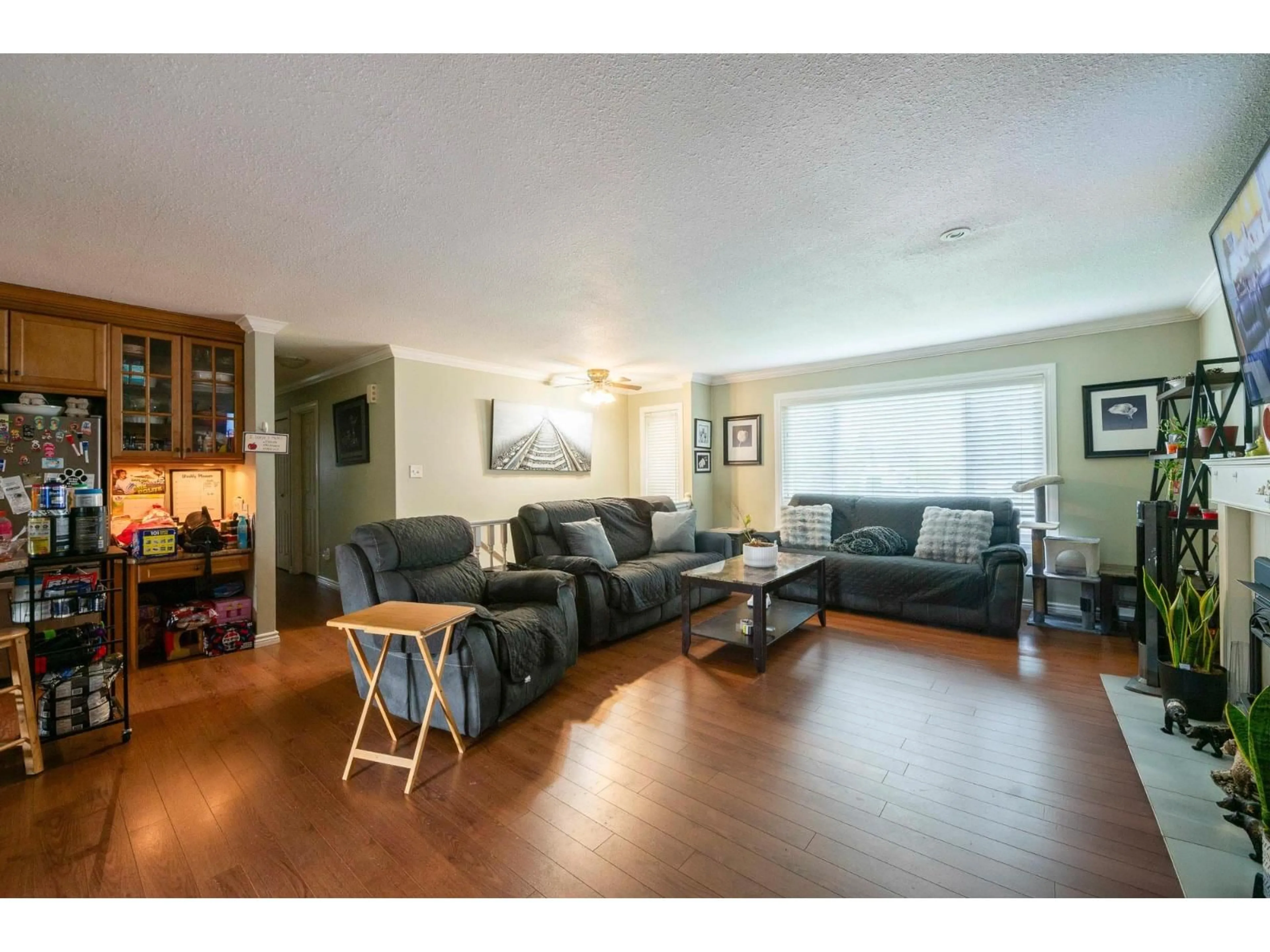 Living room with furniture, wood/laminate floor for 21260 95, Langley British Columbia V1M1L8