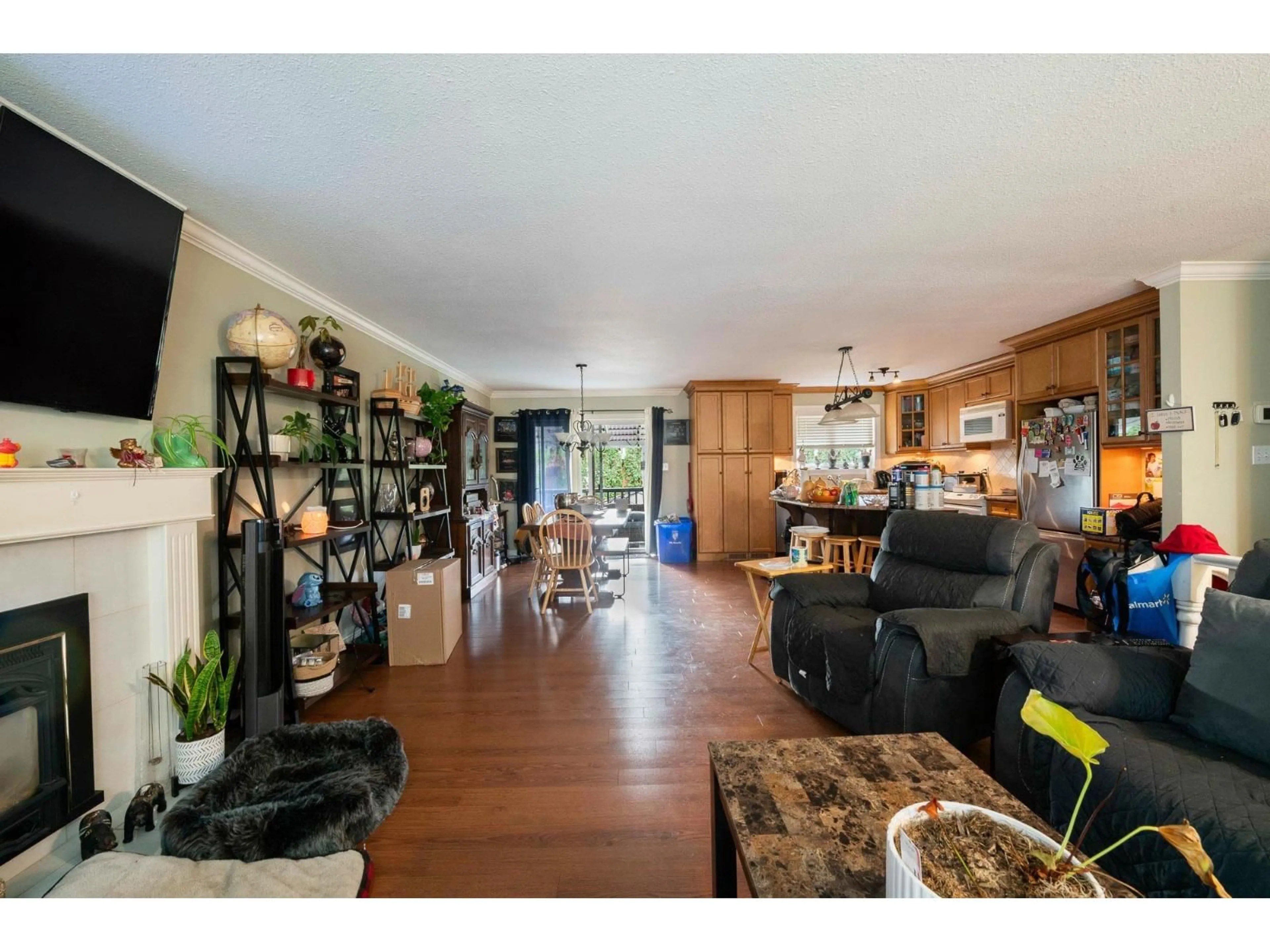 Open concept kitchen, wood/laminate floor for 21260 95, Langley British Columbia V1M1L8