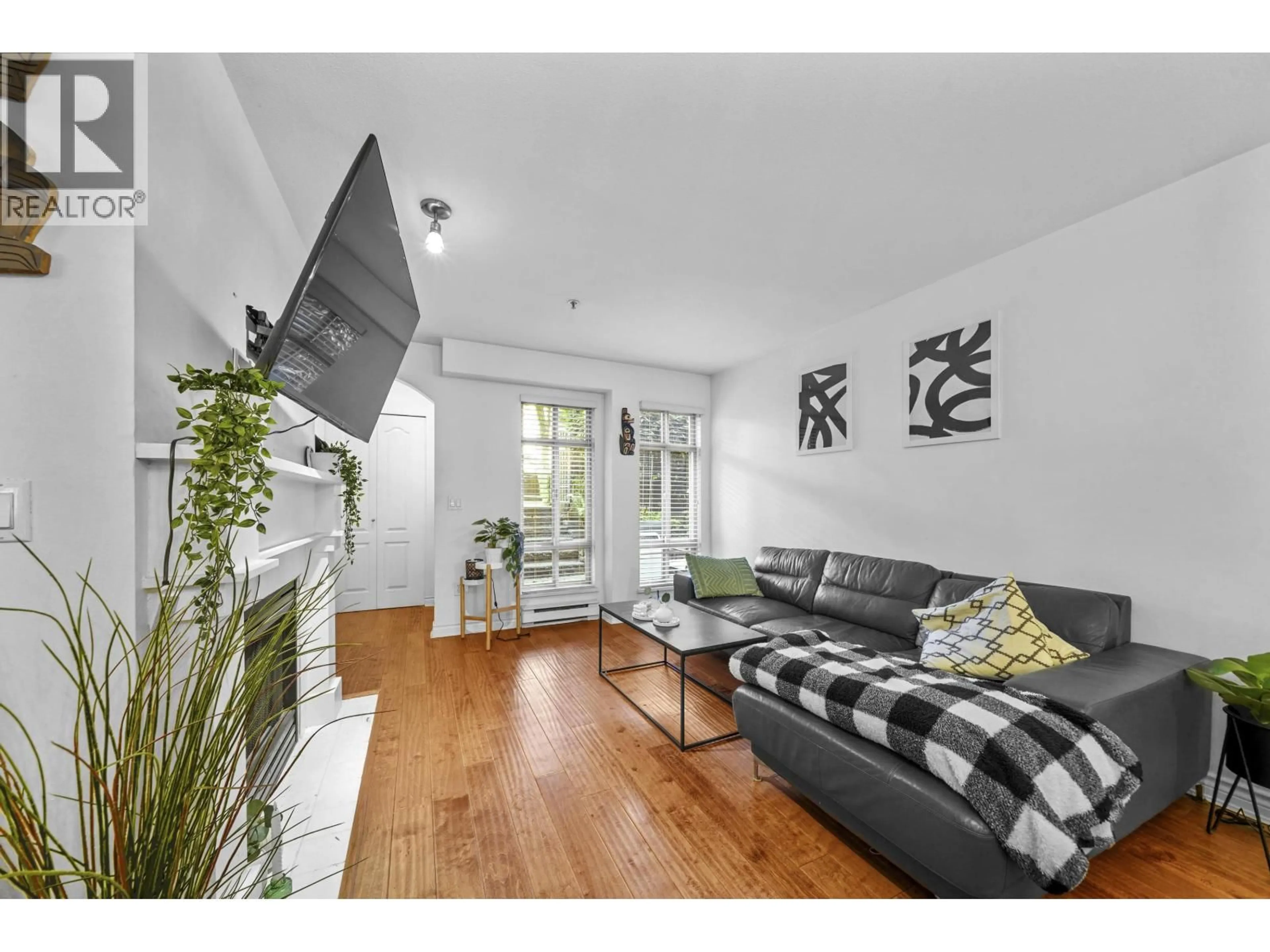 Living room with furniture, wood/laminate floor for 3068 4TH AVENUE, Vancouver British Columbia V6K1R4