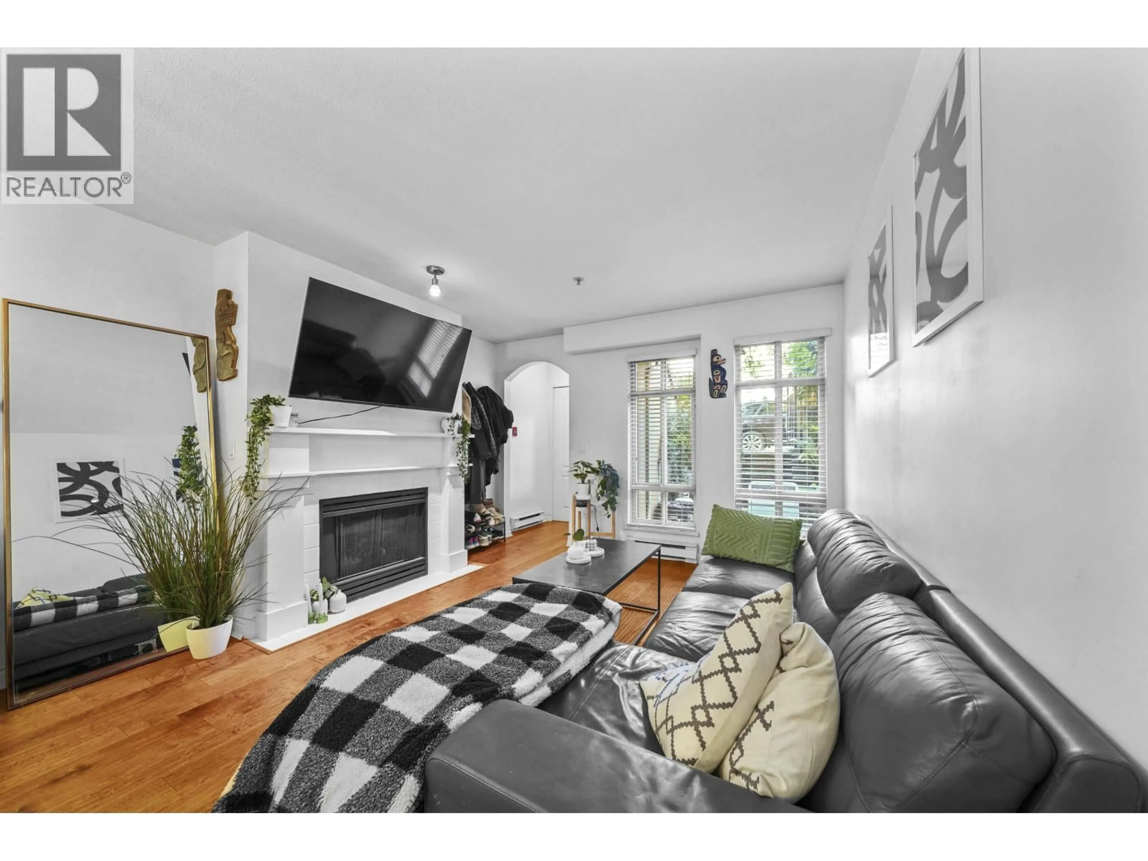 Living room with furniture, wood/laminate floor for 3068 4TH AVENUE, Vancouver British Columbia V6K1R4
