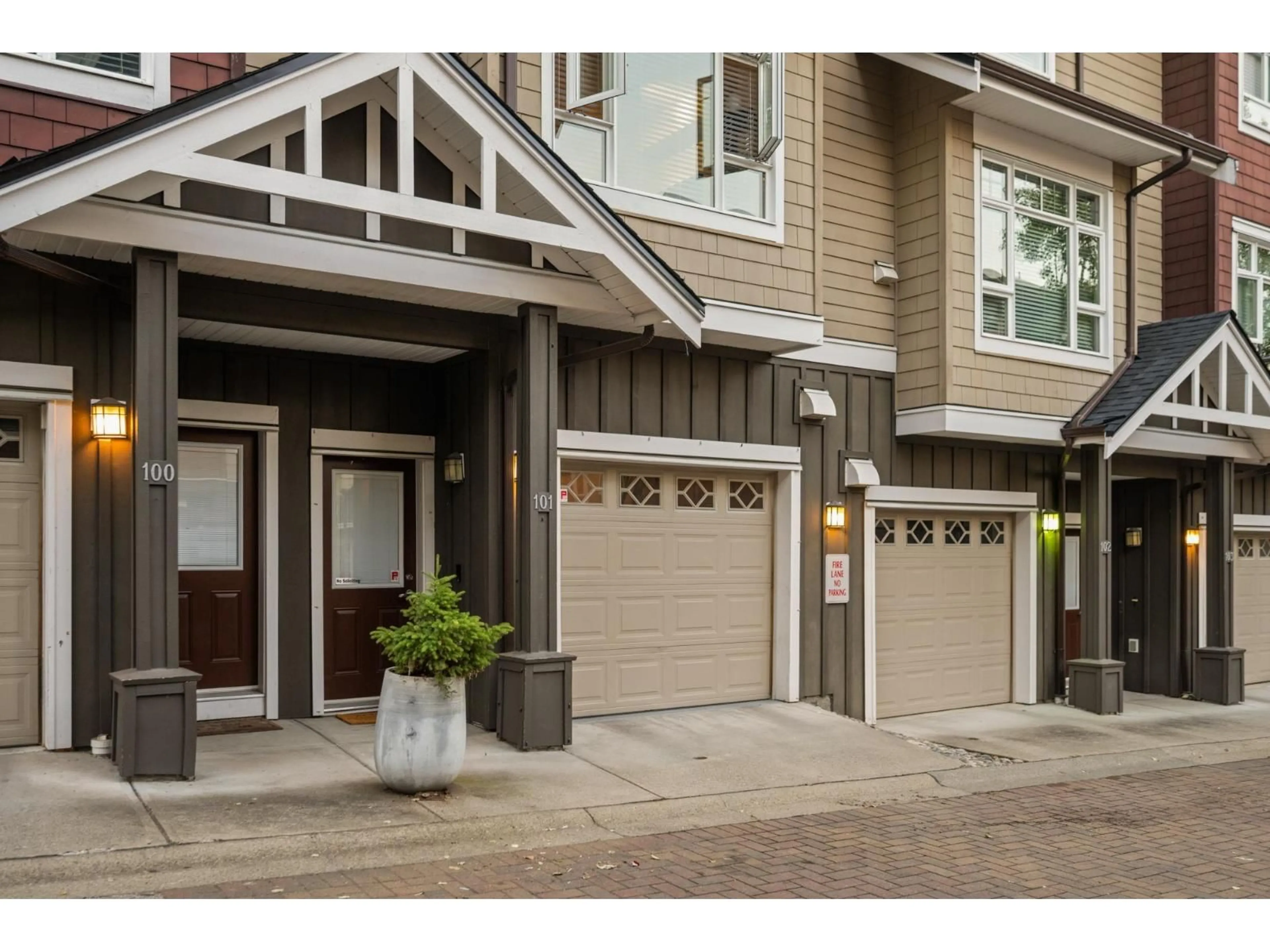 Indoor entryway for 101 - 2979 156, Surrey British Columbia V3Z8V8