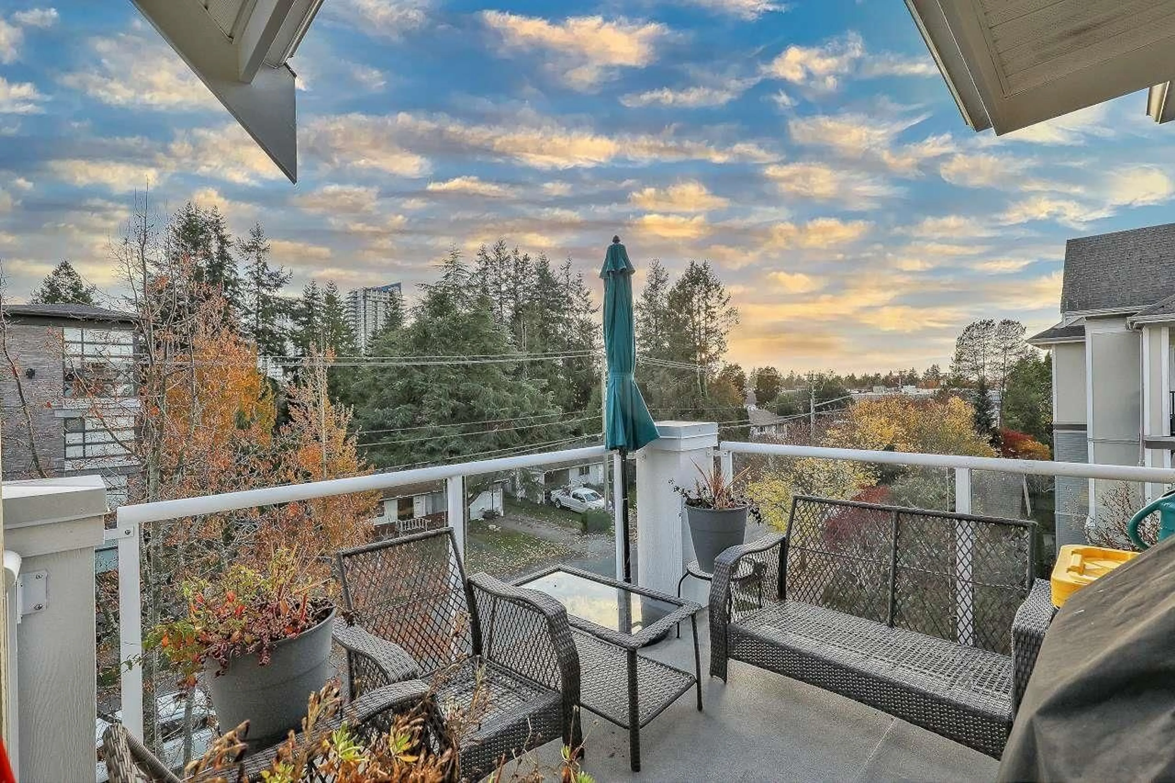 Patio, water/lake/river/ocean view for 407 - 15299 17A, Surrey British Columbia V4A1V4