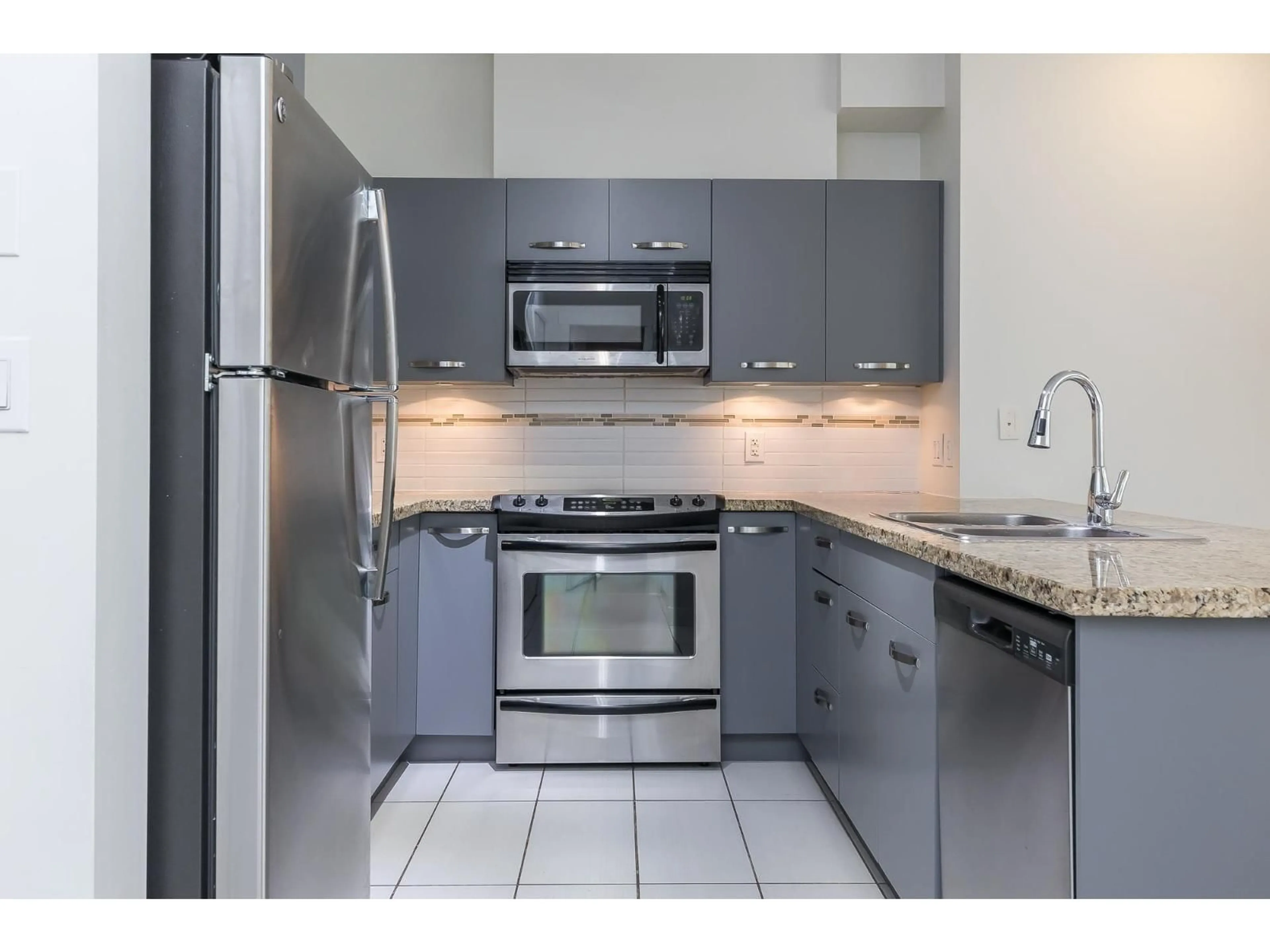 Standard kitchen, ceramic/tile floor for 113 - 33539 HOLLAND, Abbotsford British Columbia V2S0C6