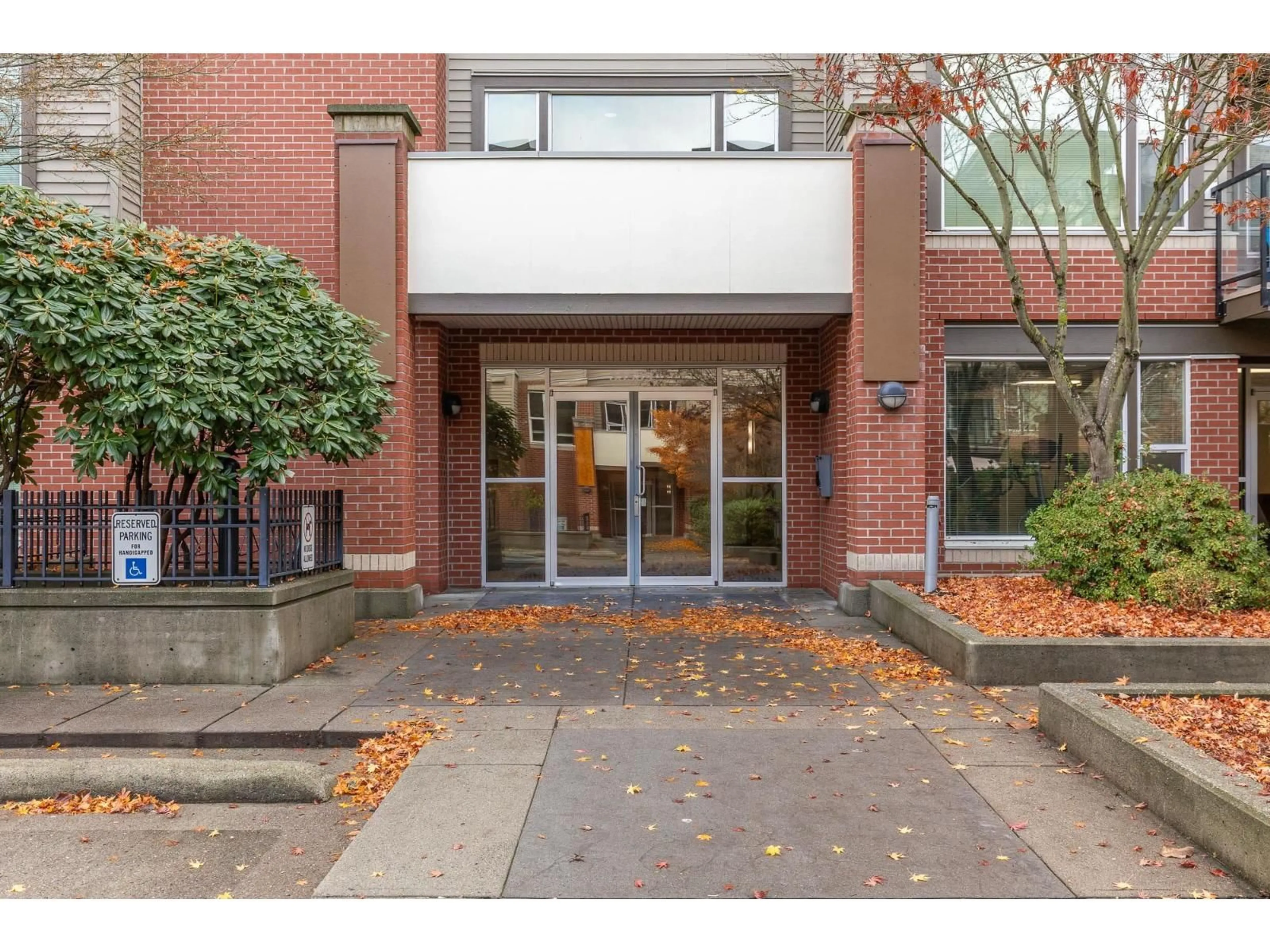 Indoor foyer for 113 - 33539 HOLLAND, Abbotsford British Columbia V2S0C6