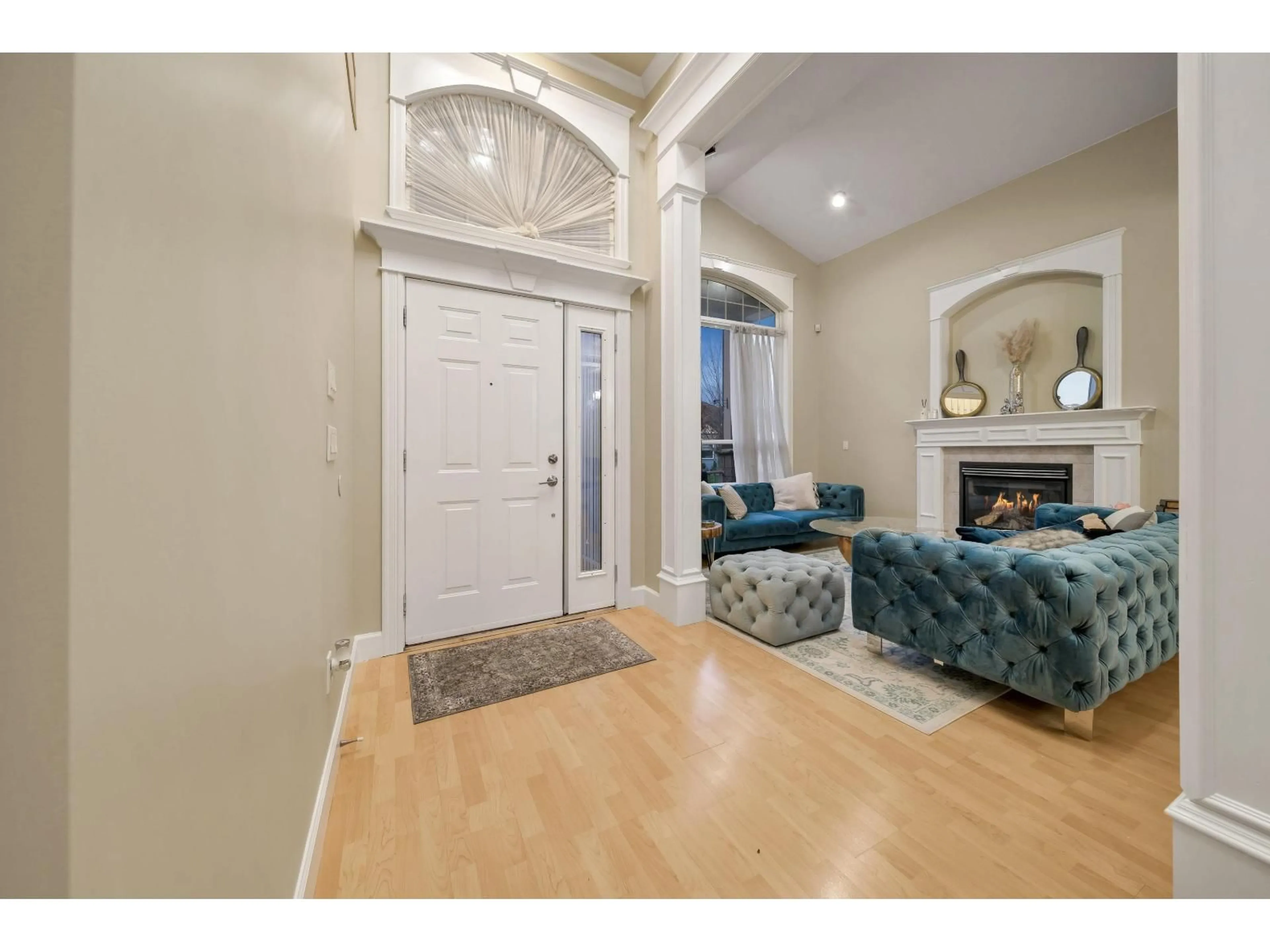 Indoor entryway for 14958 67A AVENUE, Surrey British Columbia V3S0X6