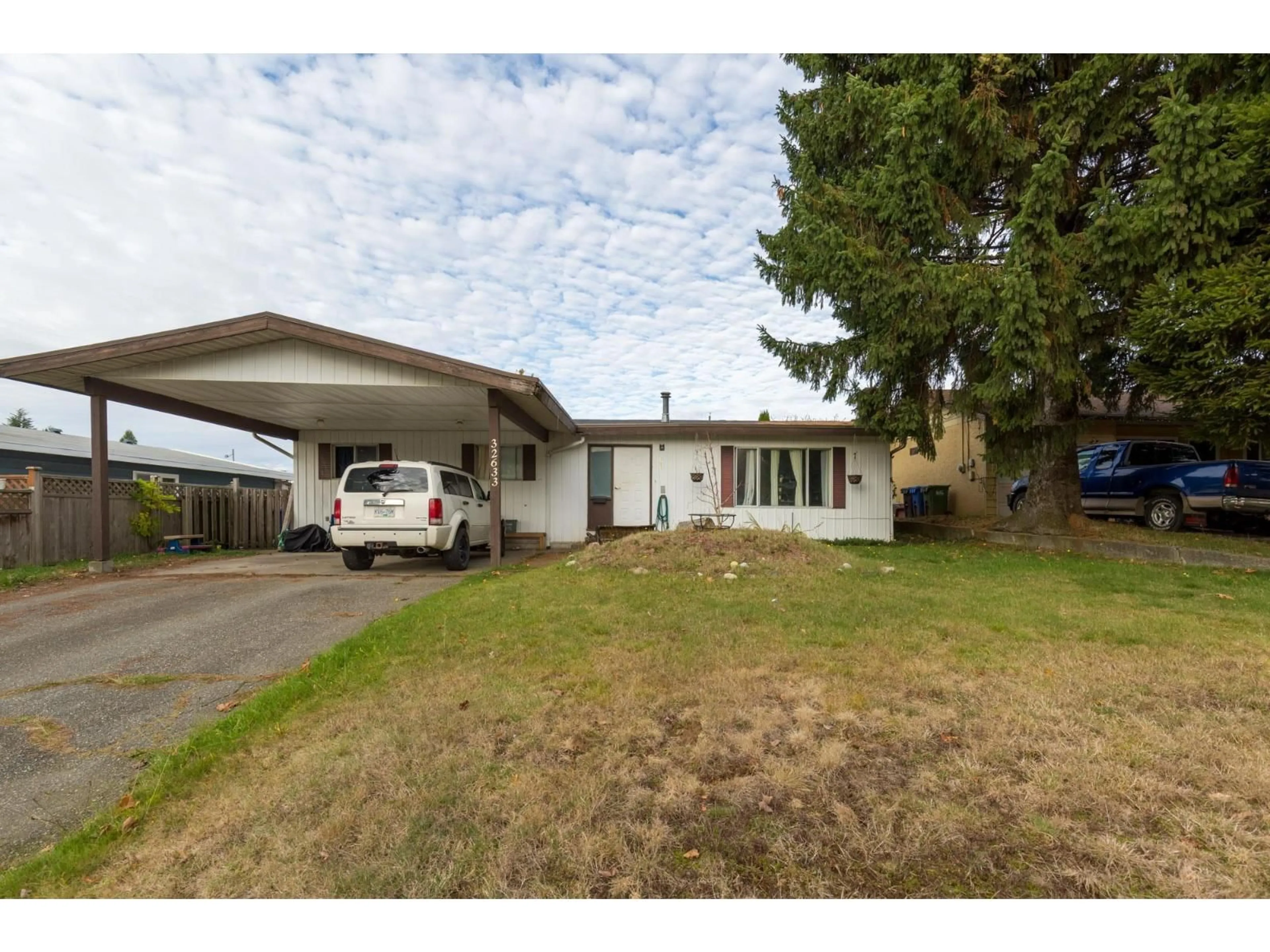A pic from outside/outdoor area/front of a property/back of a property/a pic from drone, street for 32633 MARSHALL, Abbotsford British Columbia V2S4N6