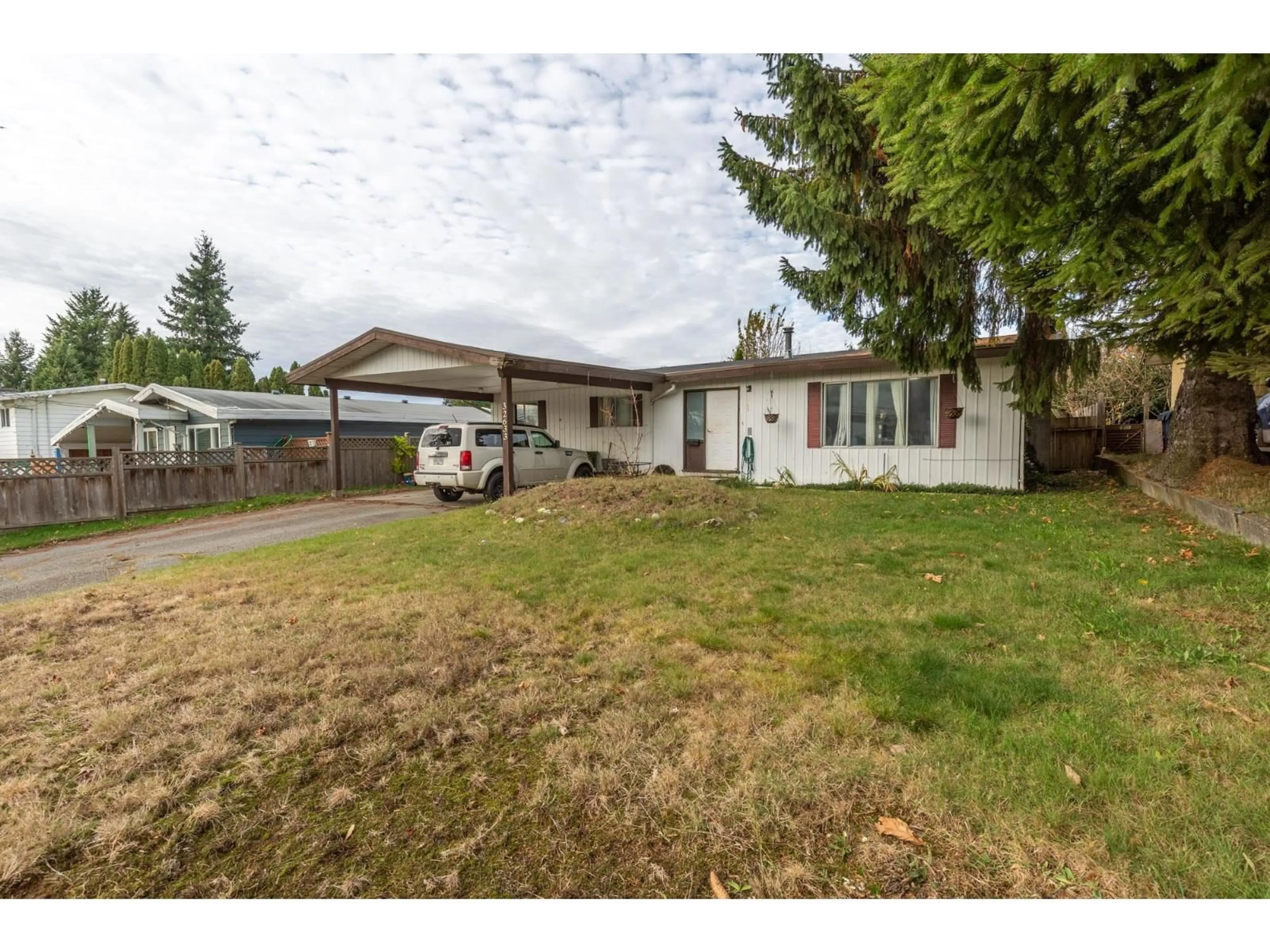 A pic from outside/outdoor area/front of a property/back of a property/a pic from drone, street for 32633 MARSHALL, Abbotsford British Columbia V2S4N6