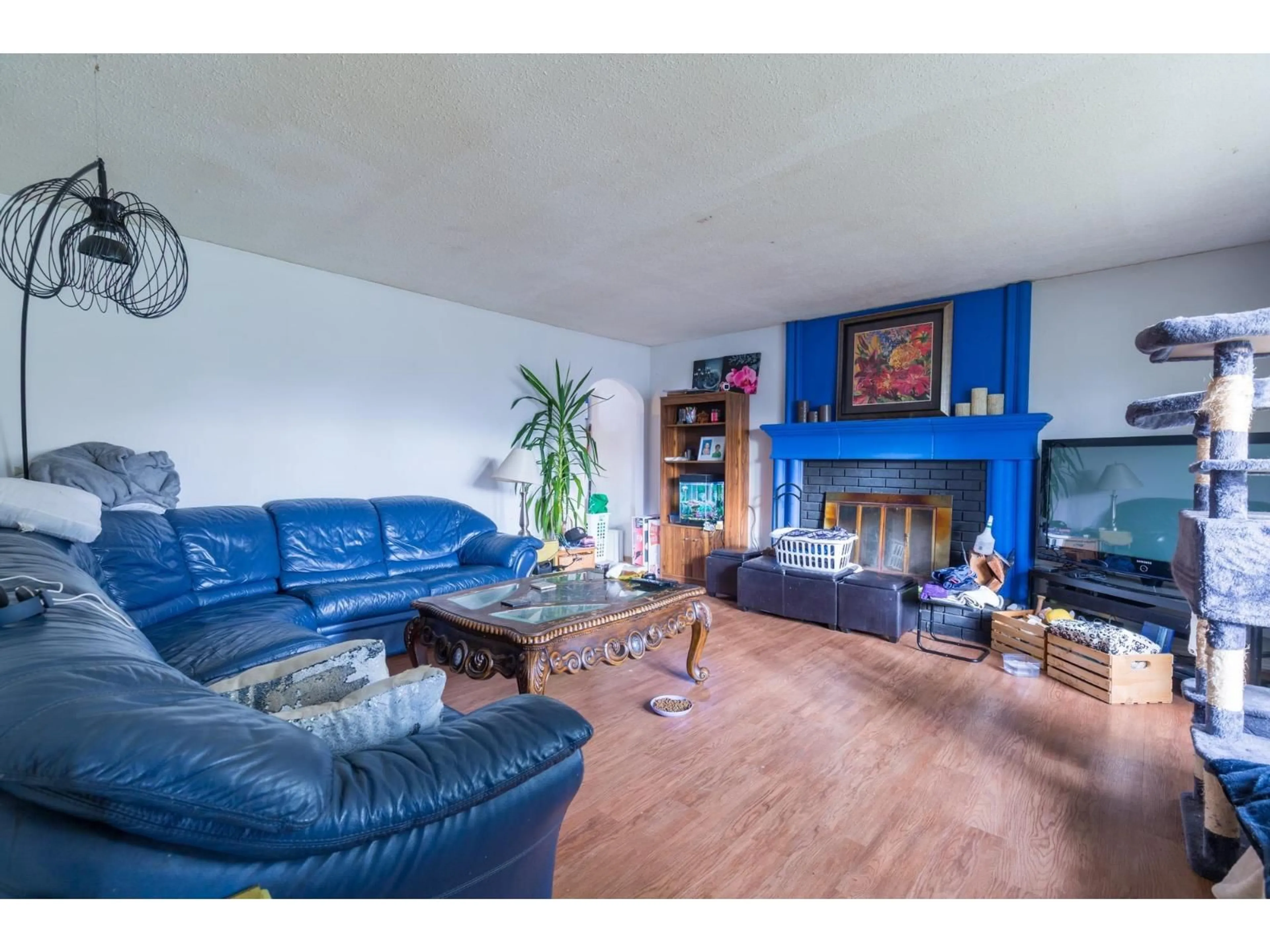 Living room with furniture, wood/laminate floor for 32633 MARSHALL, Abbotsford British Columbia V2S4N6