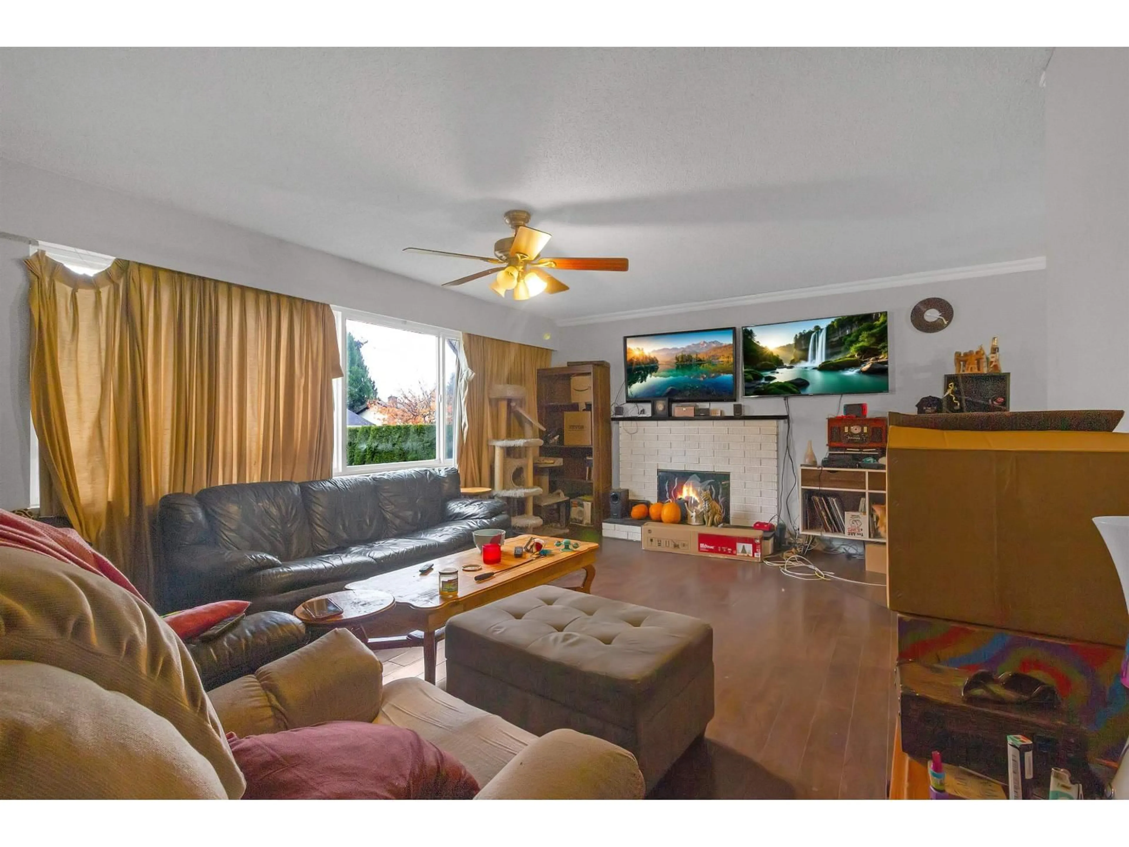 Living room with furniture, unknown for 8714 151B, Surrey British Columbia V3S4V4