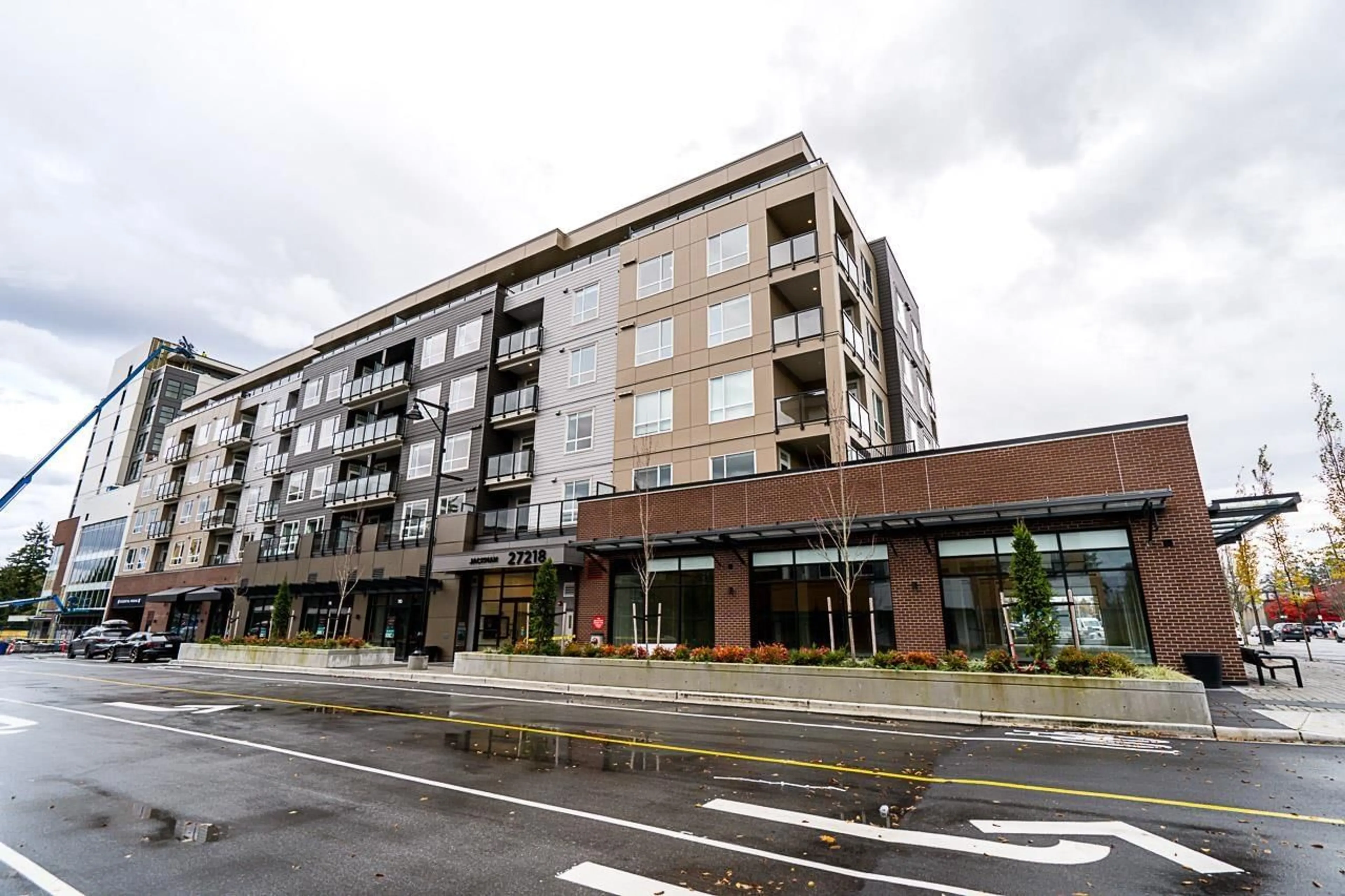 Patio, building for 516 - 27218 ALDERGROVE TOWN CENTER, Langley British Columbia V4W0E4