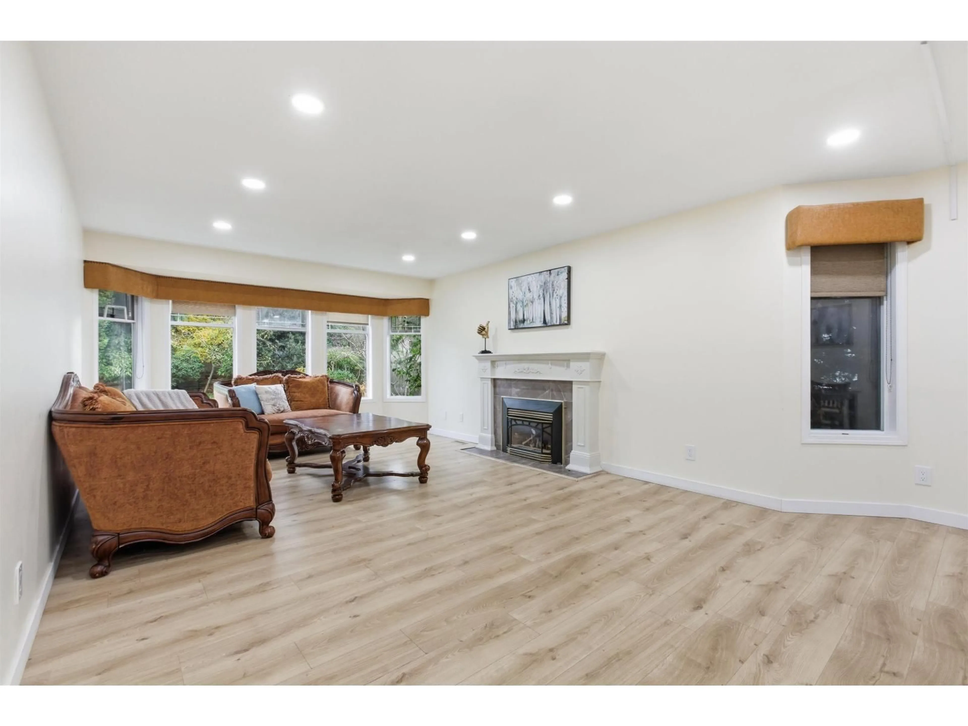 Living room with furniture, wood/laminate floor for 11142 85A, Delta British Columbia V4C7C8