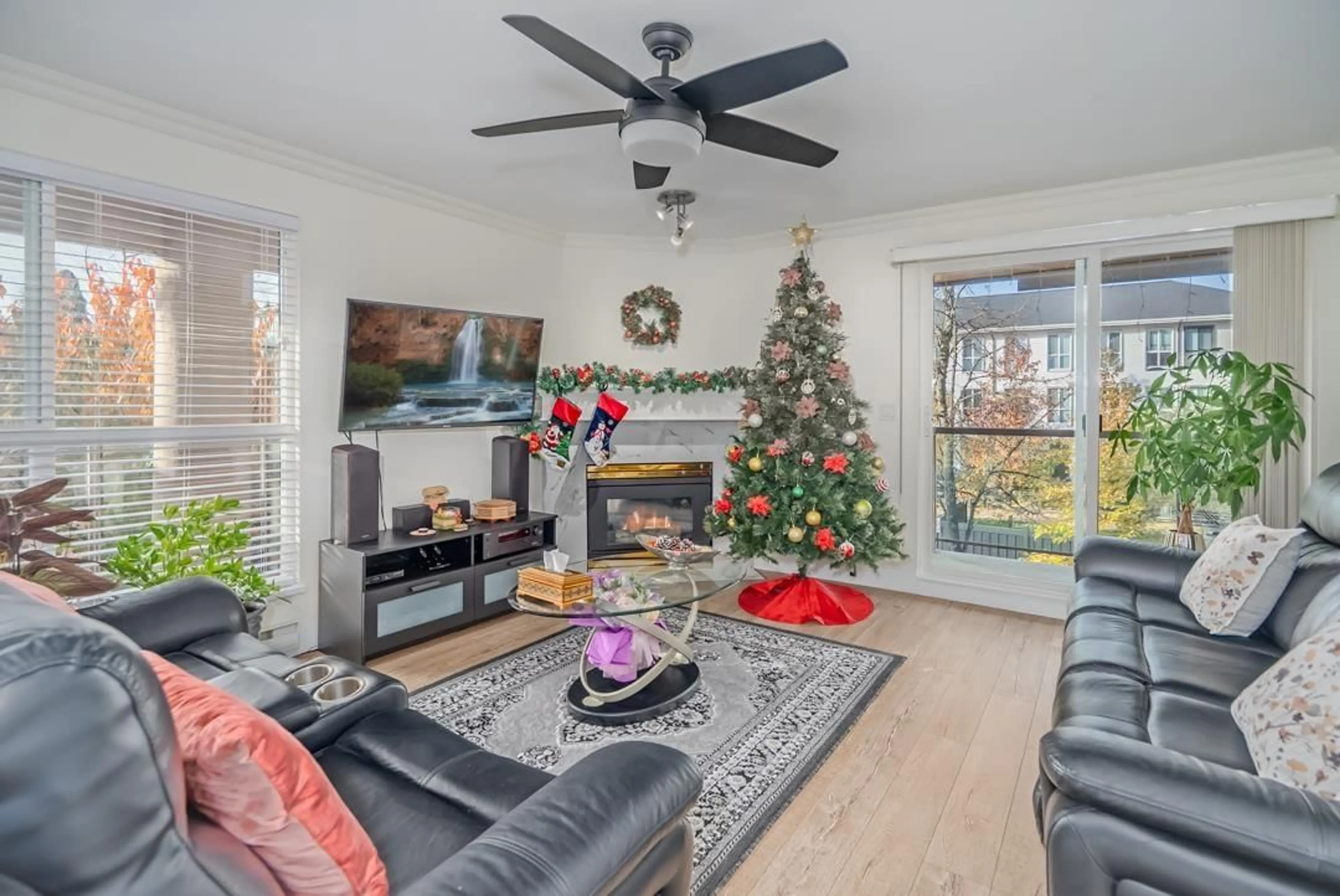 Living room with furniture, unknown for 209 - 14993 101A, Surrey British Columbia V3R0T1