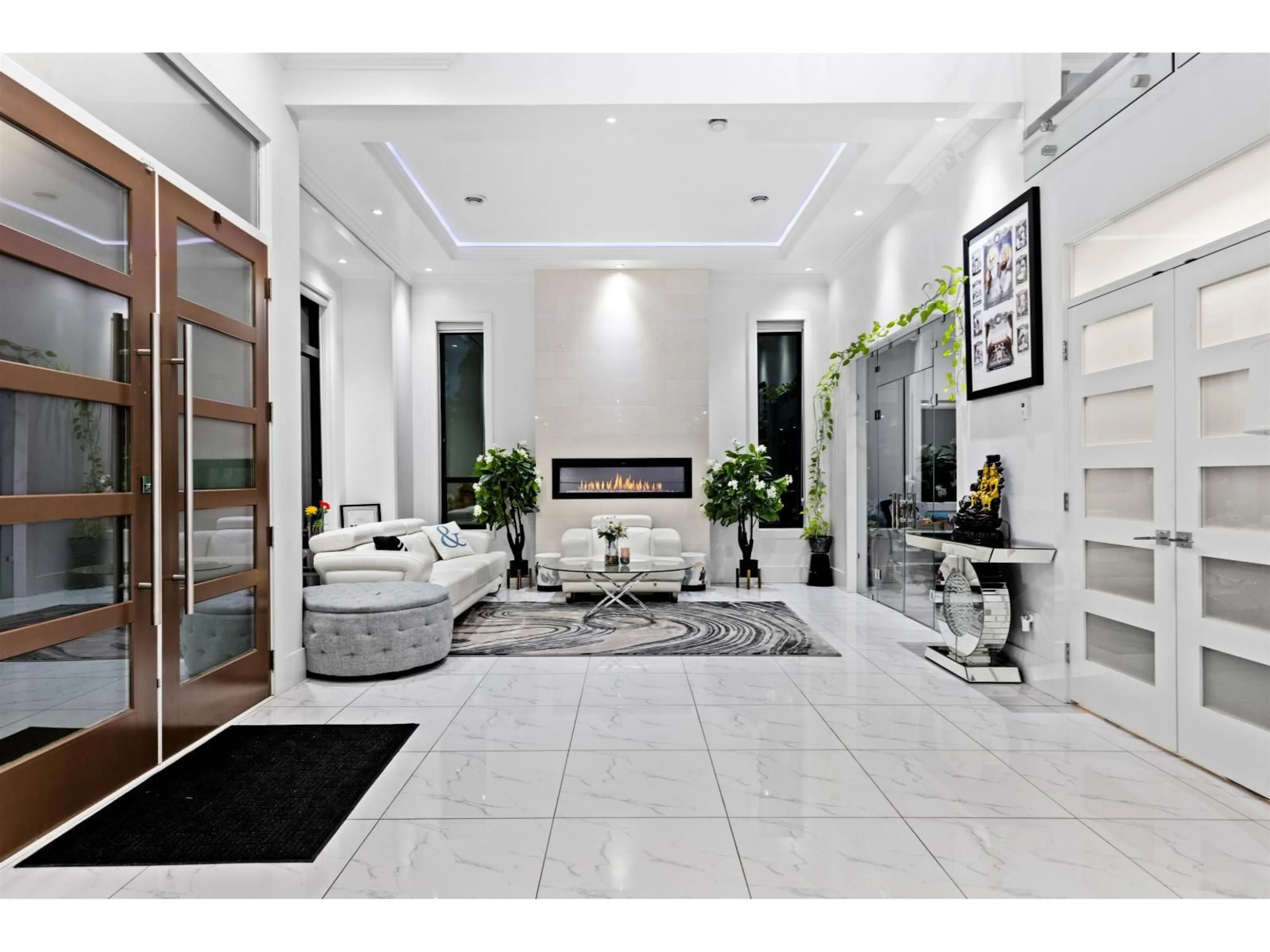 Lobby for 10550 127, Surrey British Columbia V3V5K2