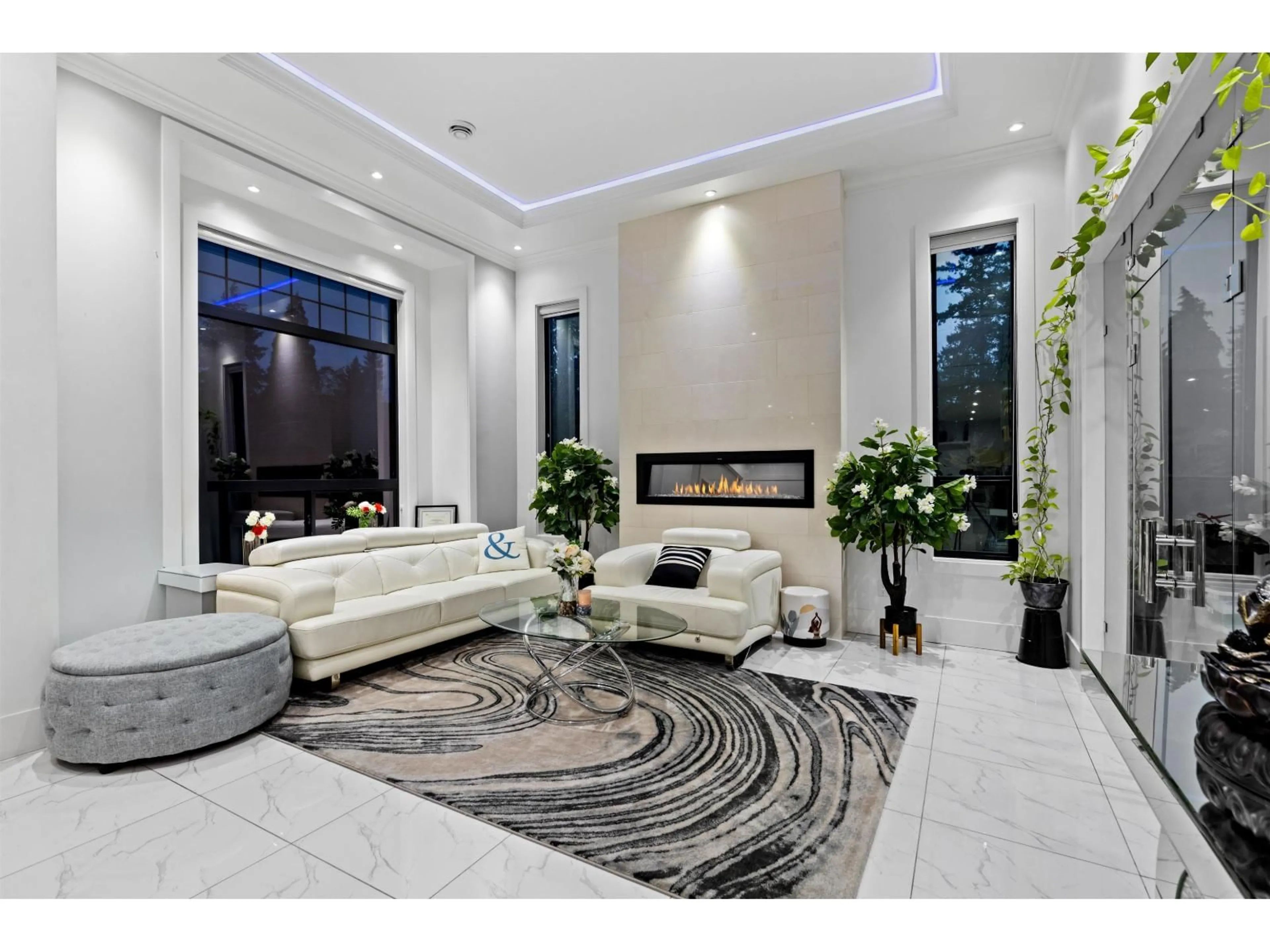 Living room with furniture, ceramic/tile floor for 10550 127, Surrey British Columbia V3V5K2