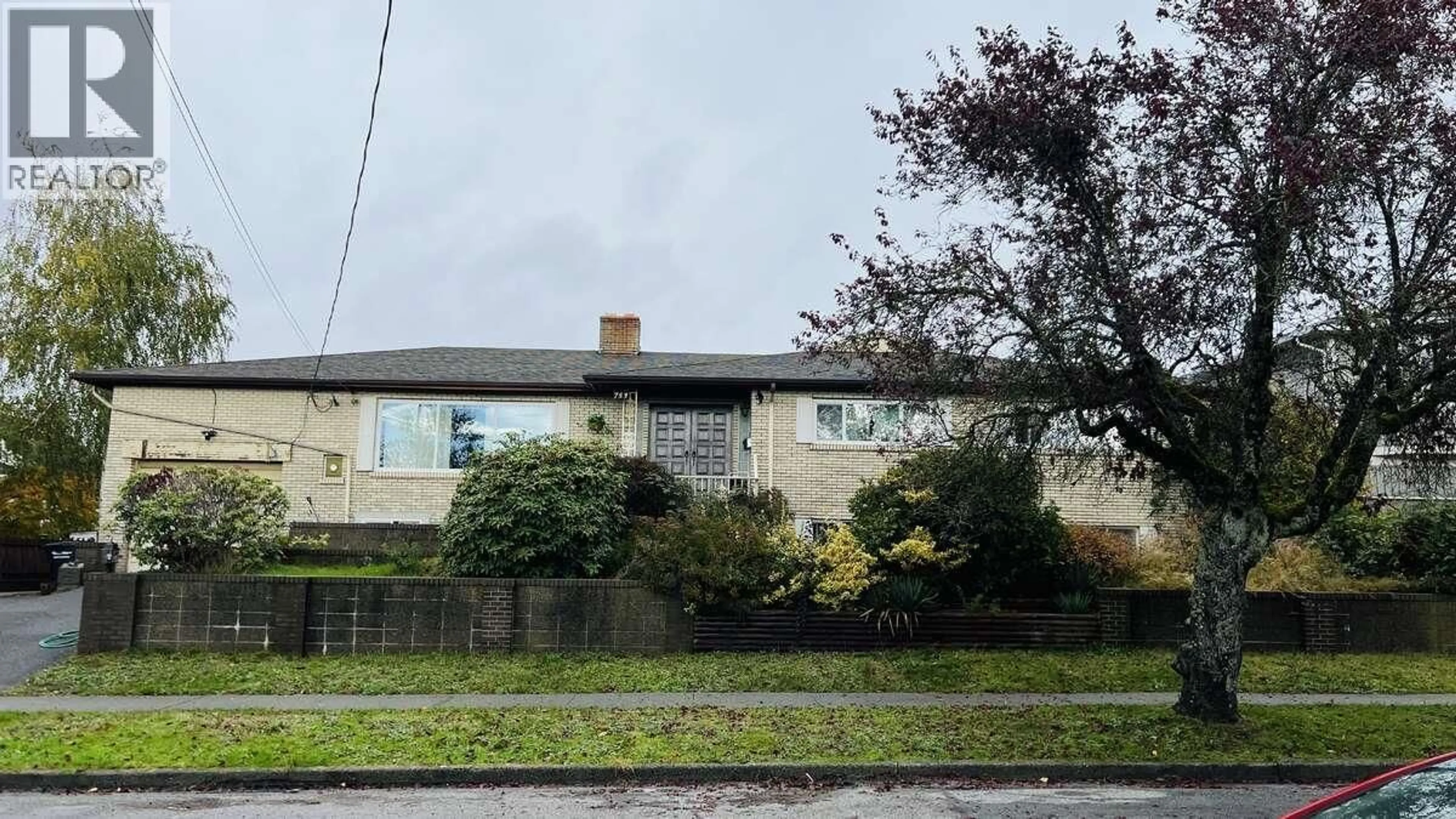 A pic from outside/outdoor area/front of a property/back of a property/a pic from drone, building for 753 55TH AVENUE, Vancouver British Columbia V5X1N8