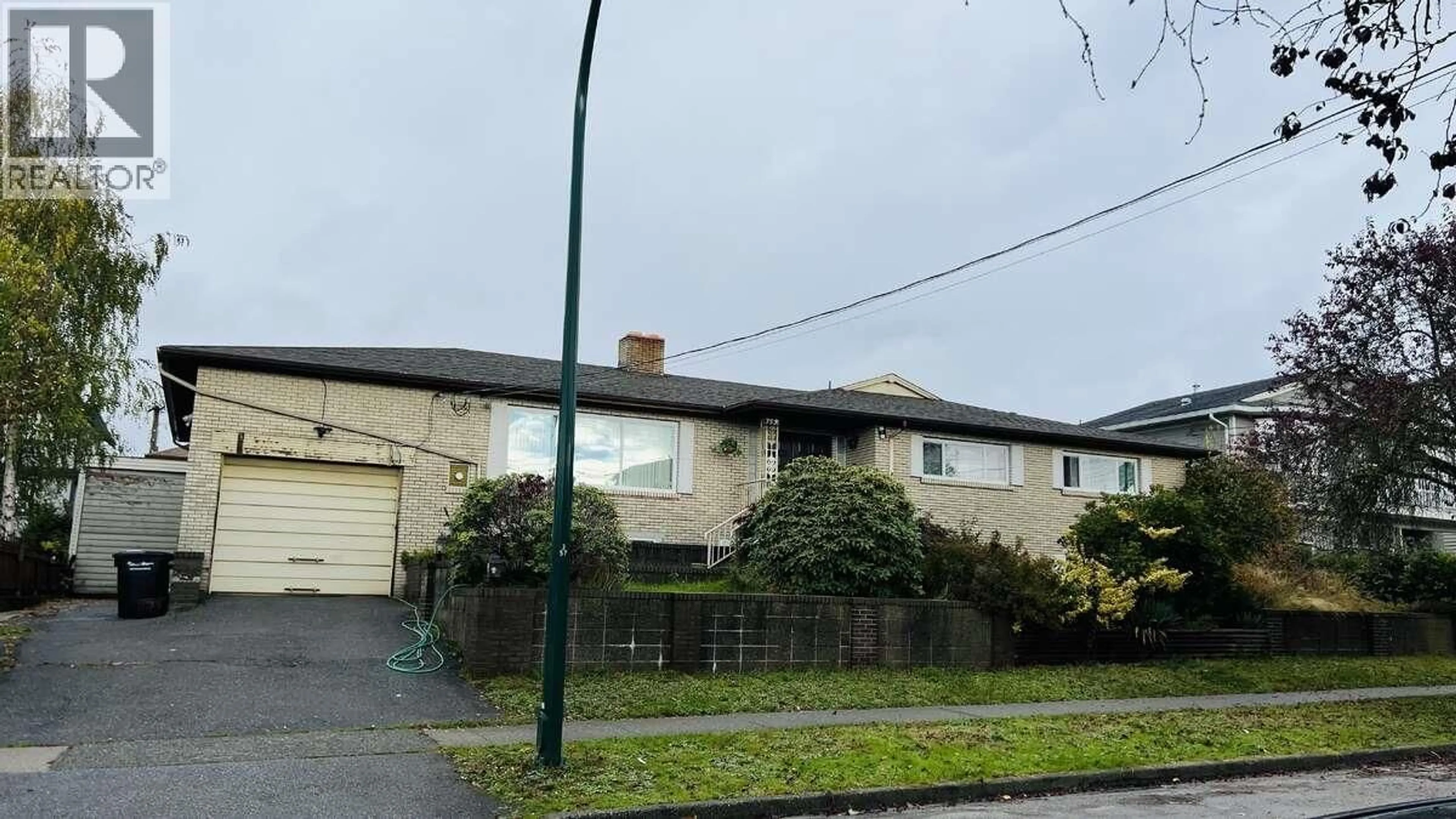 A pic from outside/outdoor area/front of a property/back of a property/a pic from drone, street for 753 55TH AVENUE, Vancouver British Columbia V5X1N8