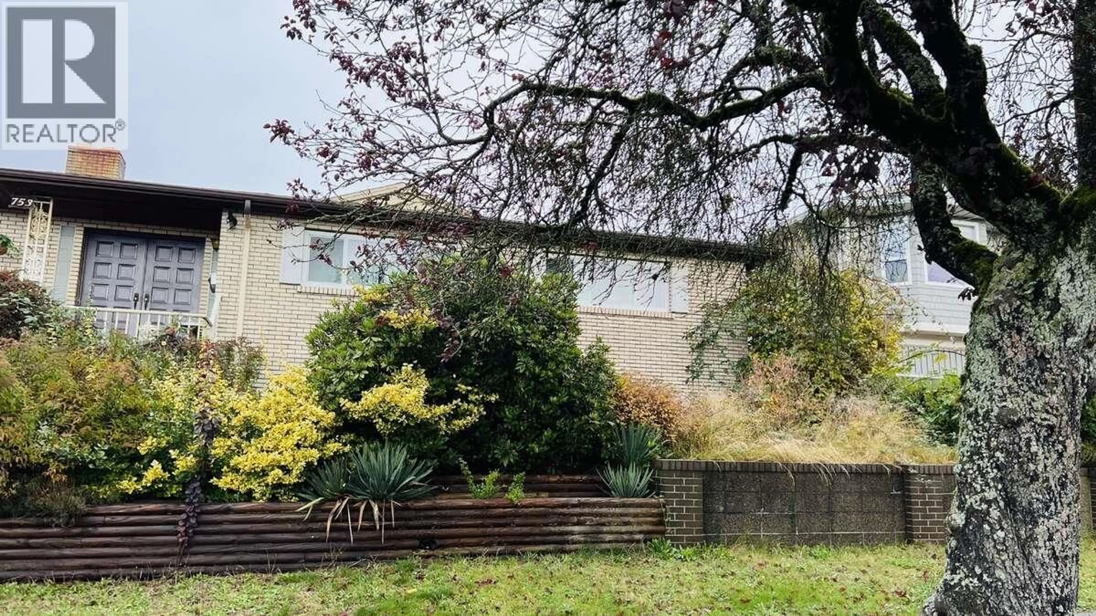 A pic from outside/outdoor area/front of a property/back of a property/a pic from drone, building for 753 55TH AVENUE, Vancouver British Columbia V5X1N8